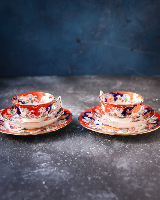 coppia tris tazze chinoiserie con bordo rosso e piatto torta