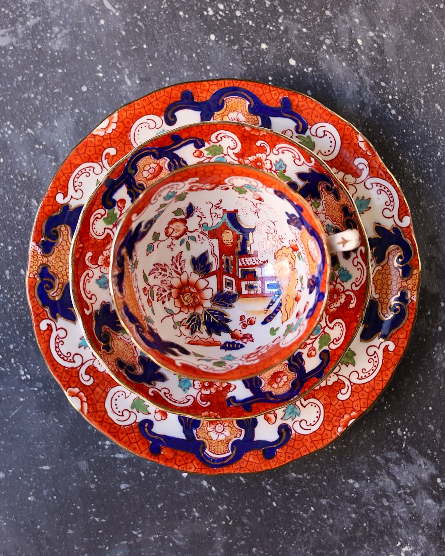 coppia tris tazze chinoiserie con bordo rosso e piatto torta