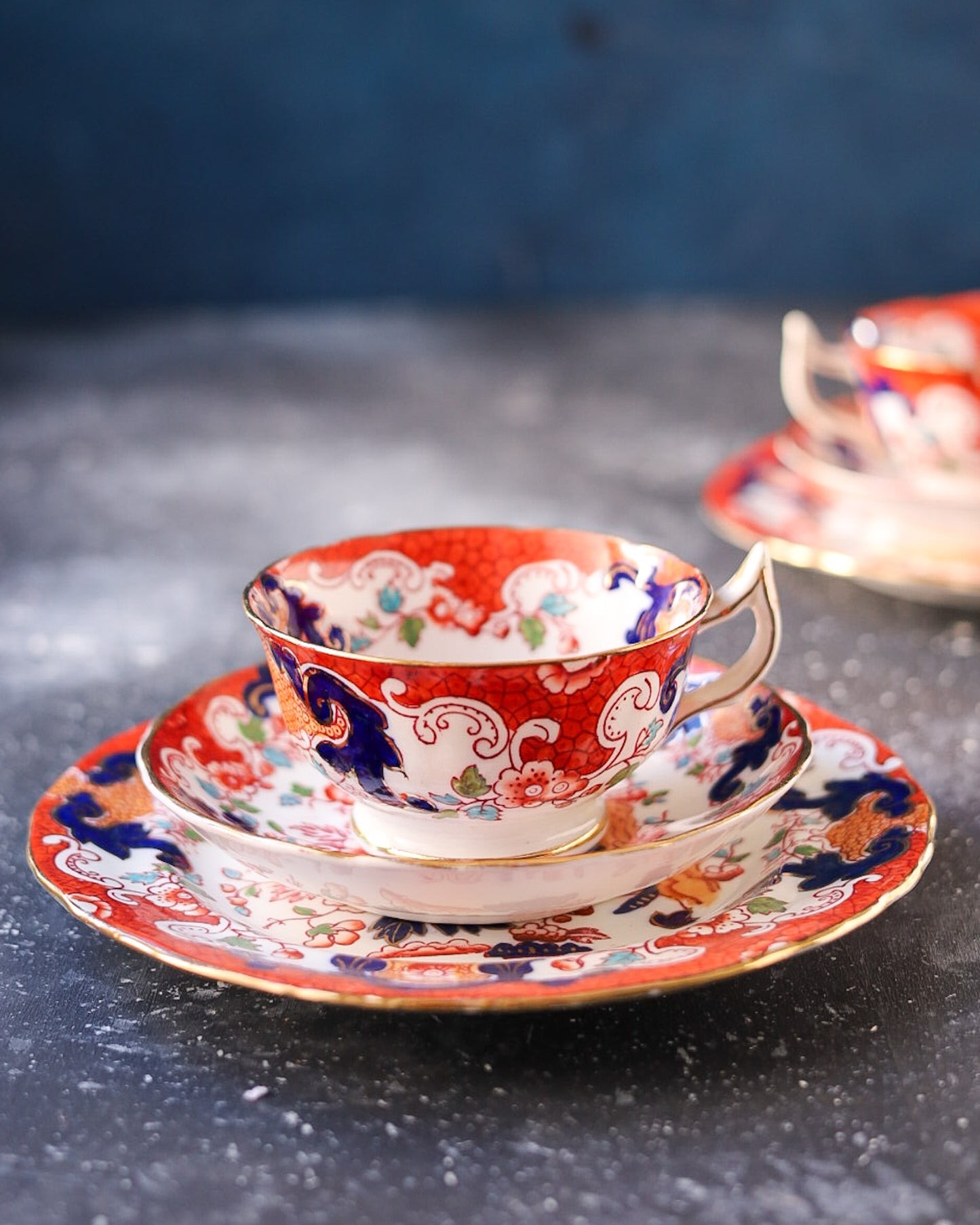 coppia tris tazze chinoiserie con bordo rosso e piatto torta