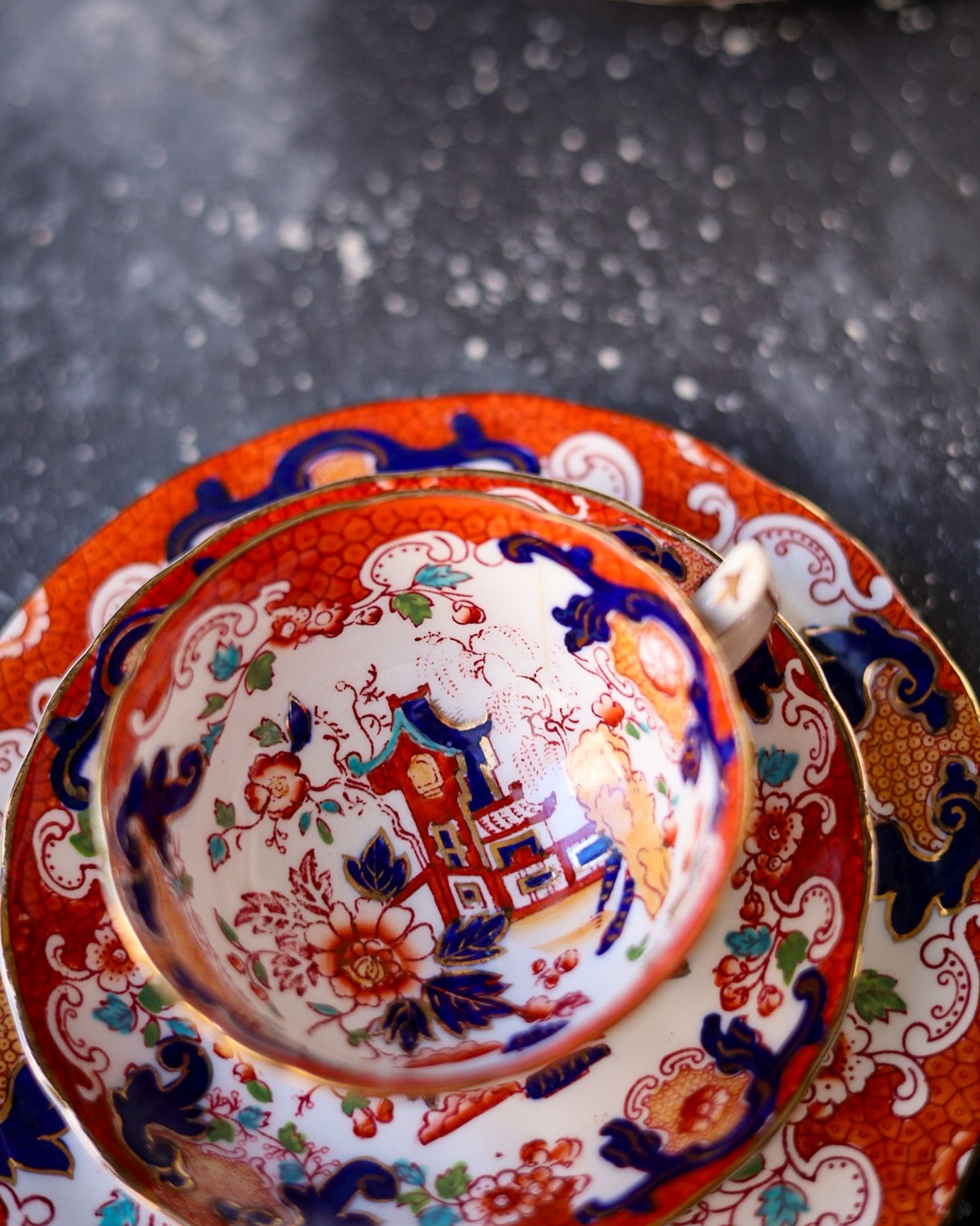 coppia tris tazze chinoiserie con bordo rosso e piatto torta