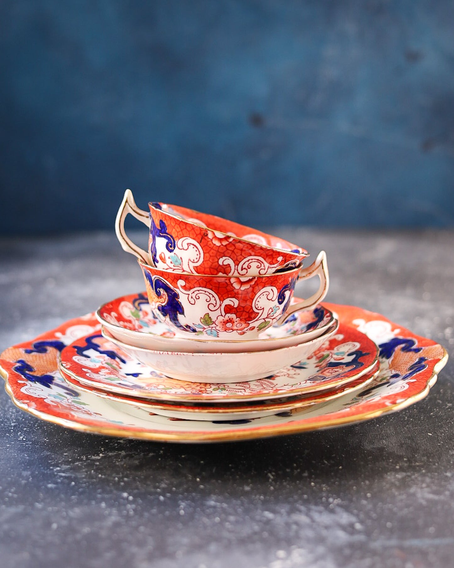 coppia tris tazze chinoiserie con bordo rosso e piatto torta