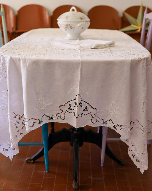 Tovaglia in lino con intaglio, burano a grappoli d'uva