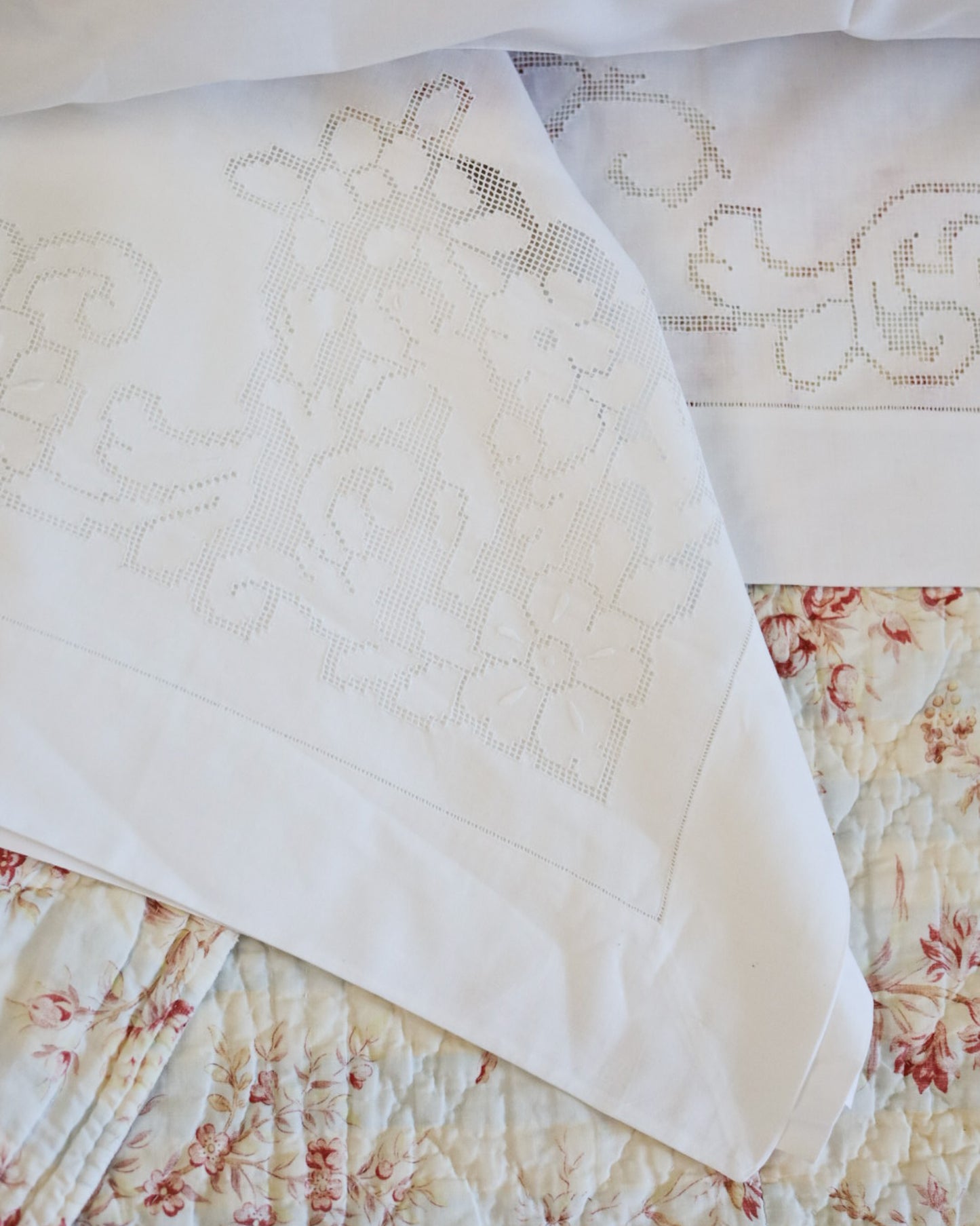 Lenzuolo matrimoniale con angeli in sfilato siciliano