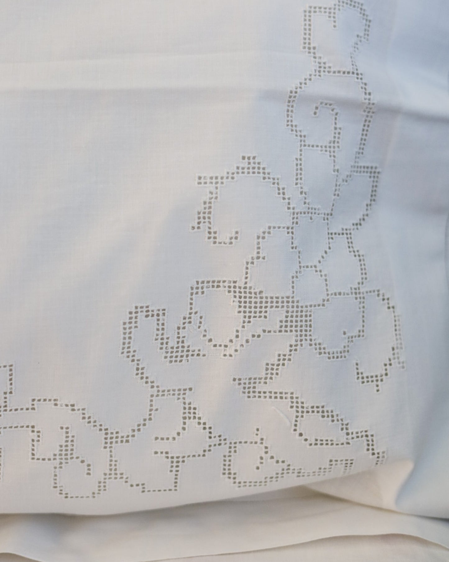 Lenzuolo matrimoniale con angeli in sfilato siciliano