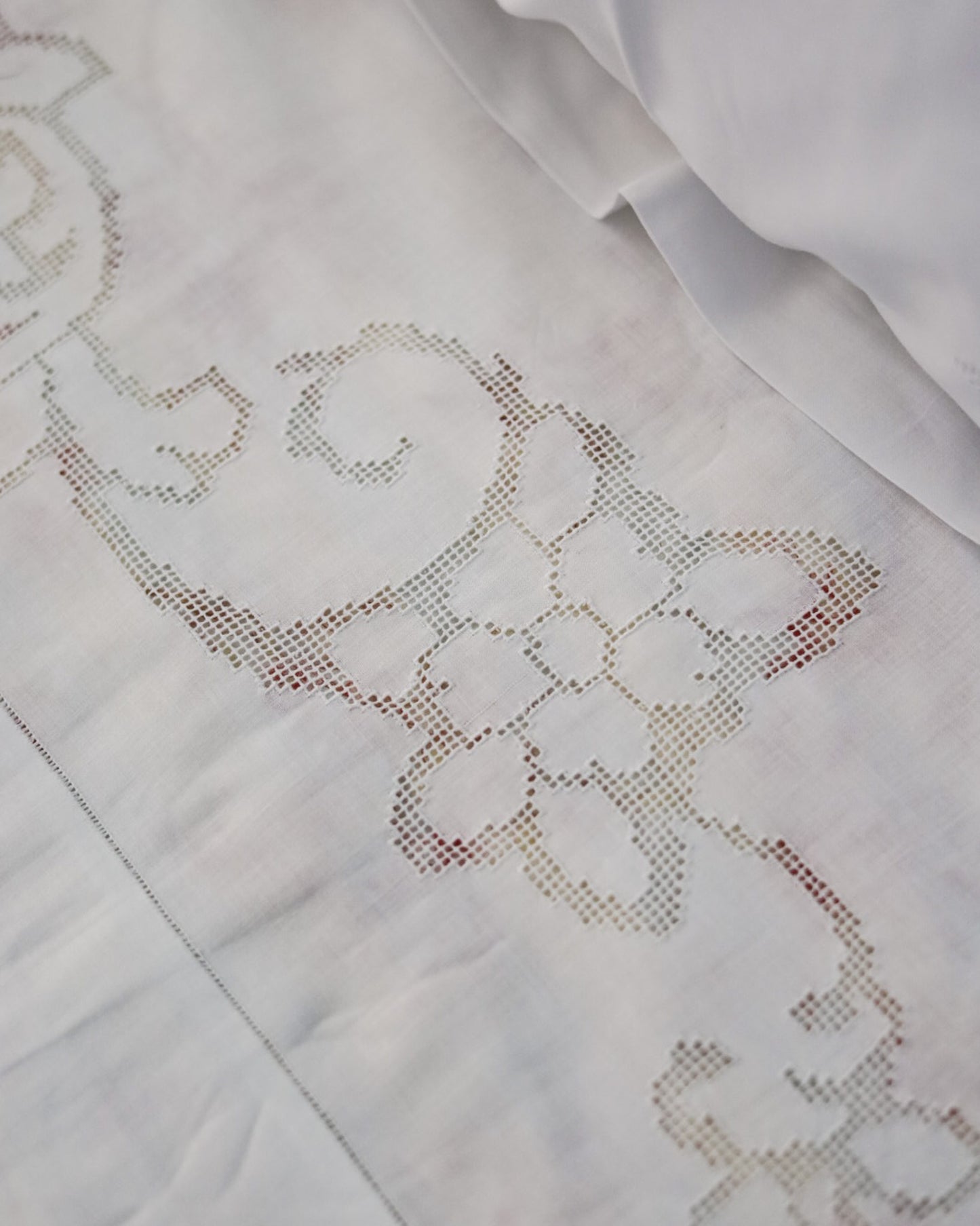 Lenzuolo matrimoniale con angeli in sfilato siciliano