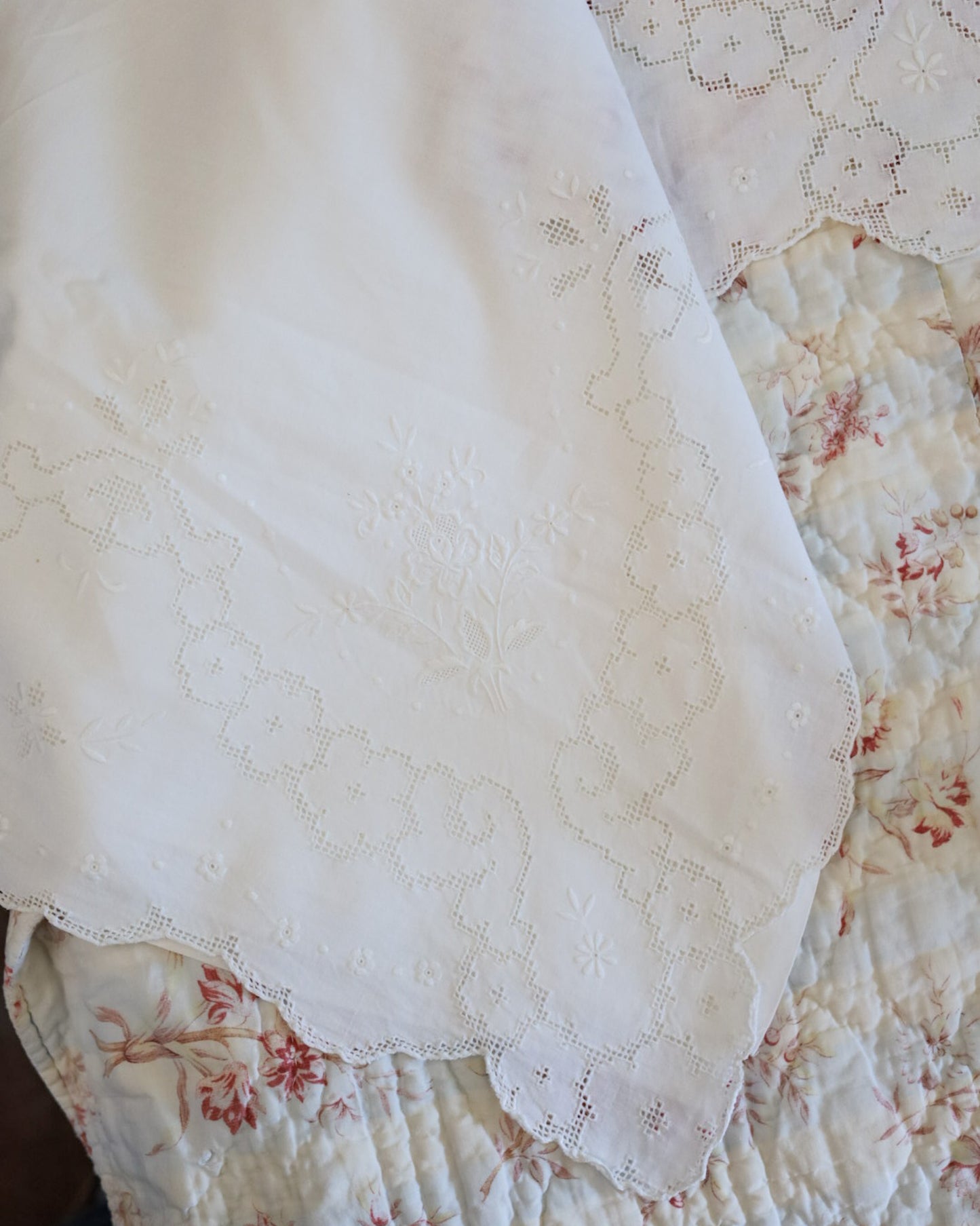 Lenzuolo matrimoniale con angeli in sfilato siciliano