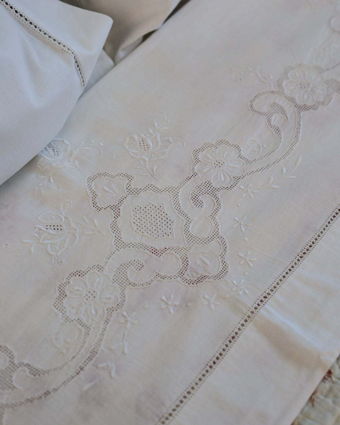 Lenzuolo matrimoniale in lino con sfilato siciliano e gigliuccio