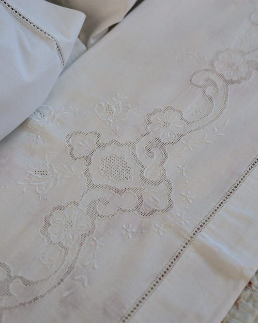 Lenzuolo matrimoniale in lino con sfilato siciliano e gigliuccio