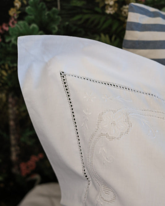 Lenzuolo matrimoniale in lino con sfilato siciliano e gigliuccio