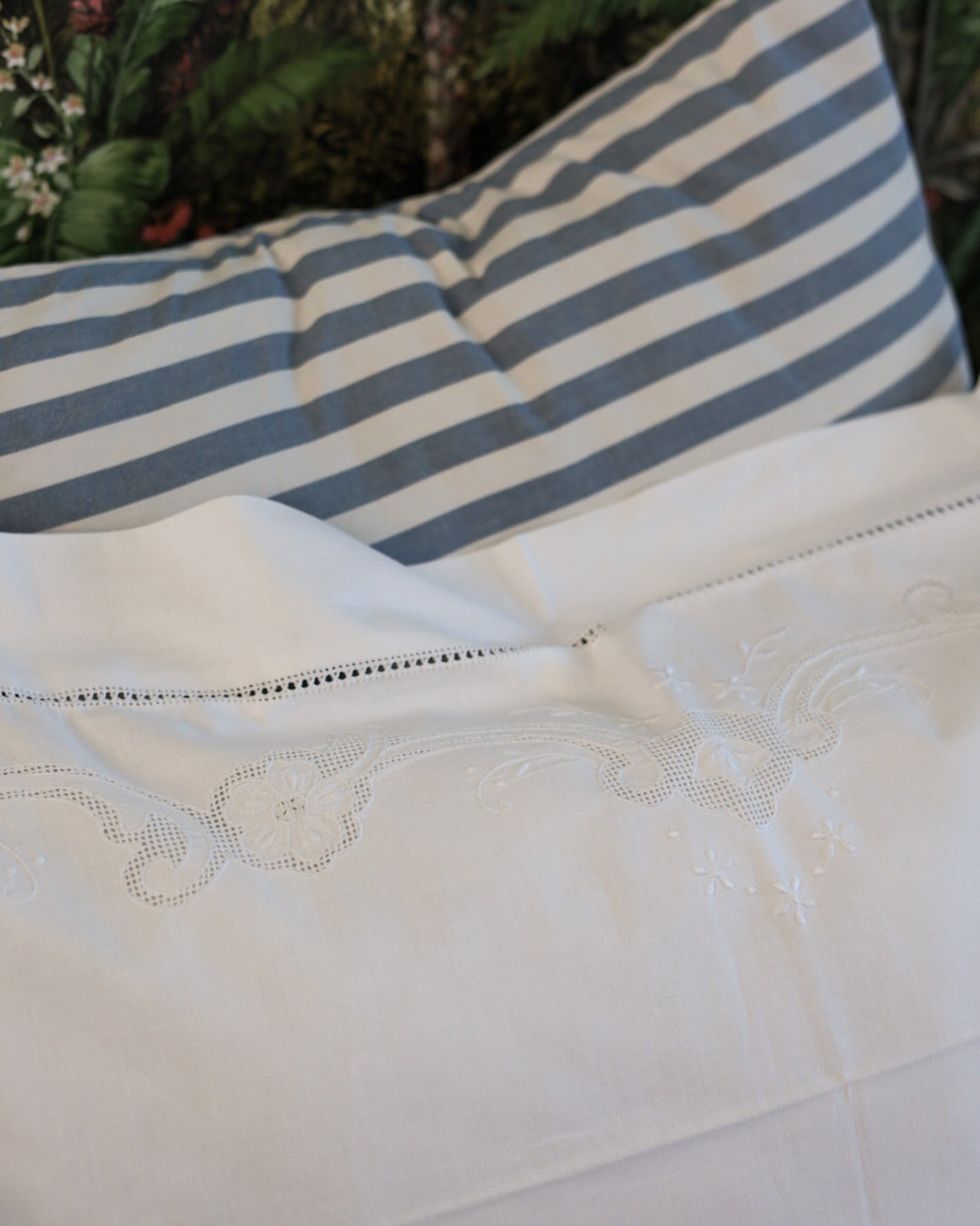 Lenzuolo matrimoniale in lino con sfilato siciliano e gigliuccio