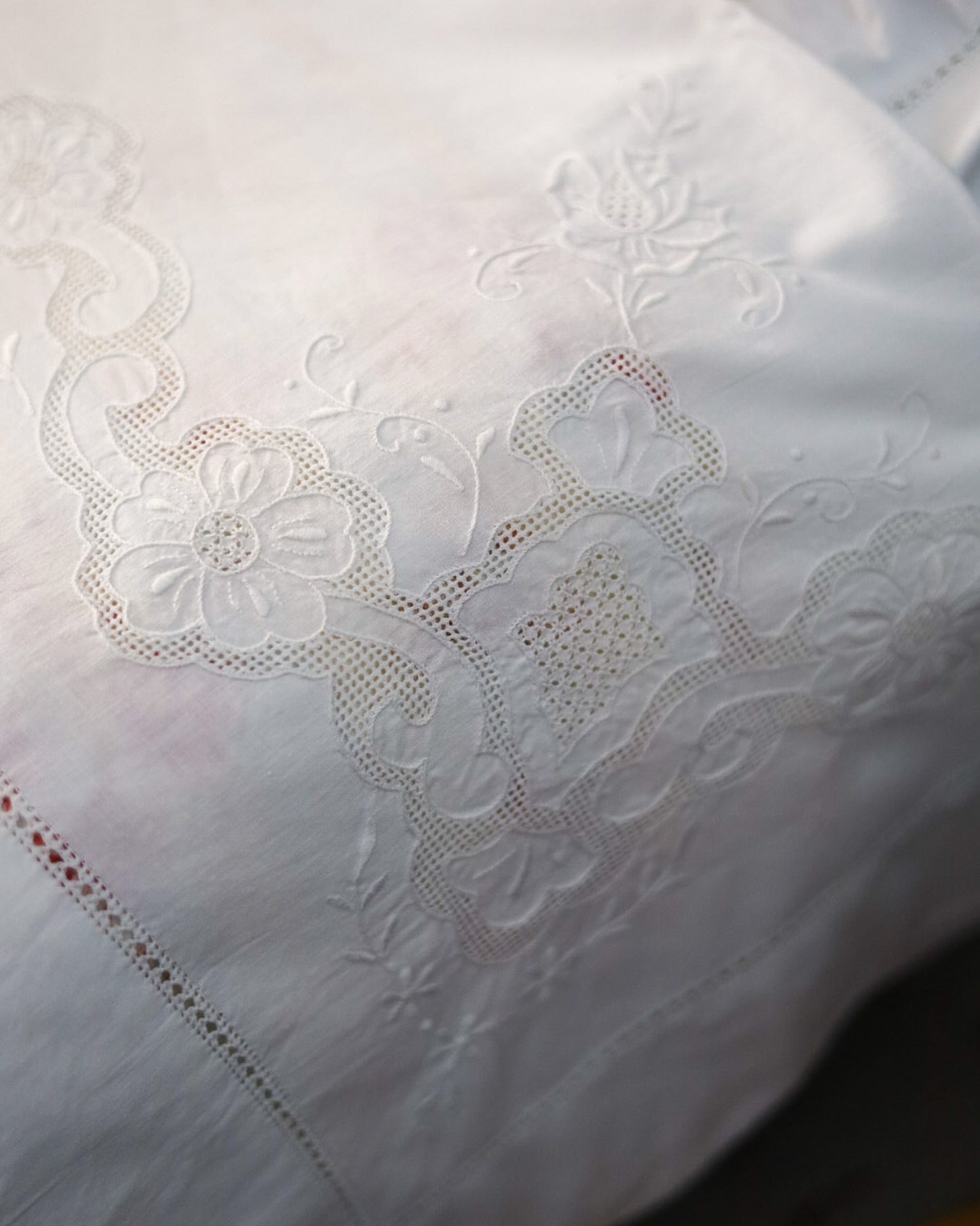 Lenzuolo matrimoniale in lino con sfilato siciliano e gigliuccio