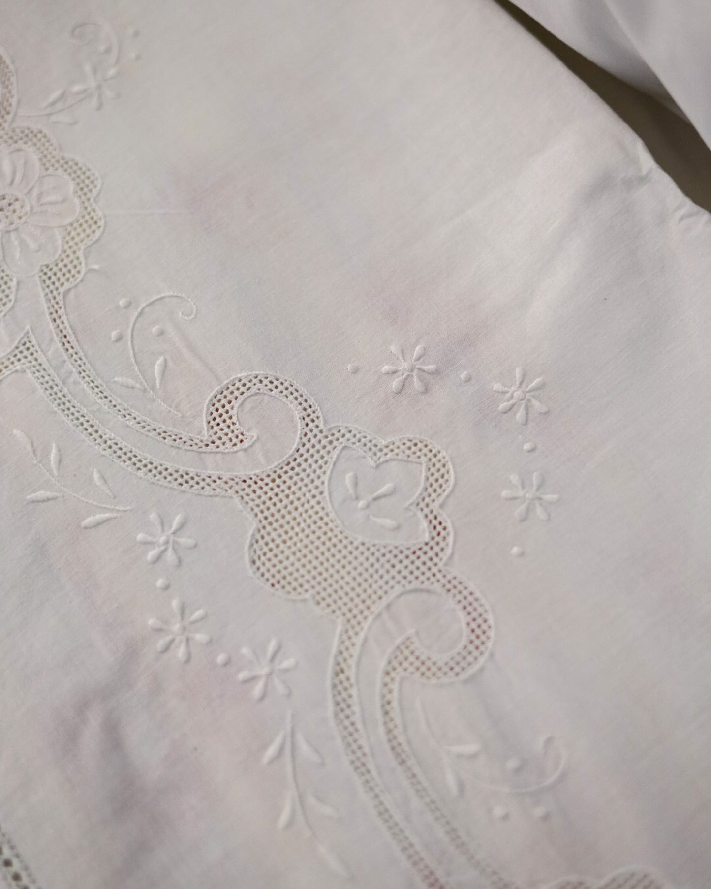 Lenzuolo matrimoniale in lino con sfilato siciliano e gigliuccio