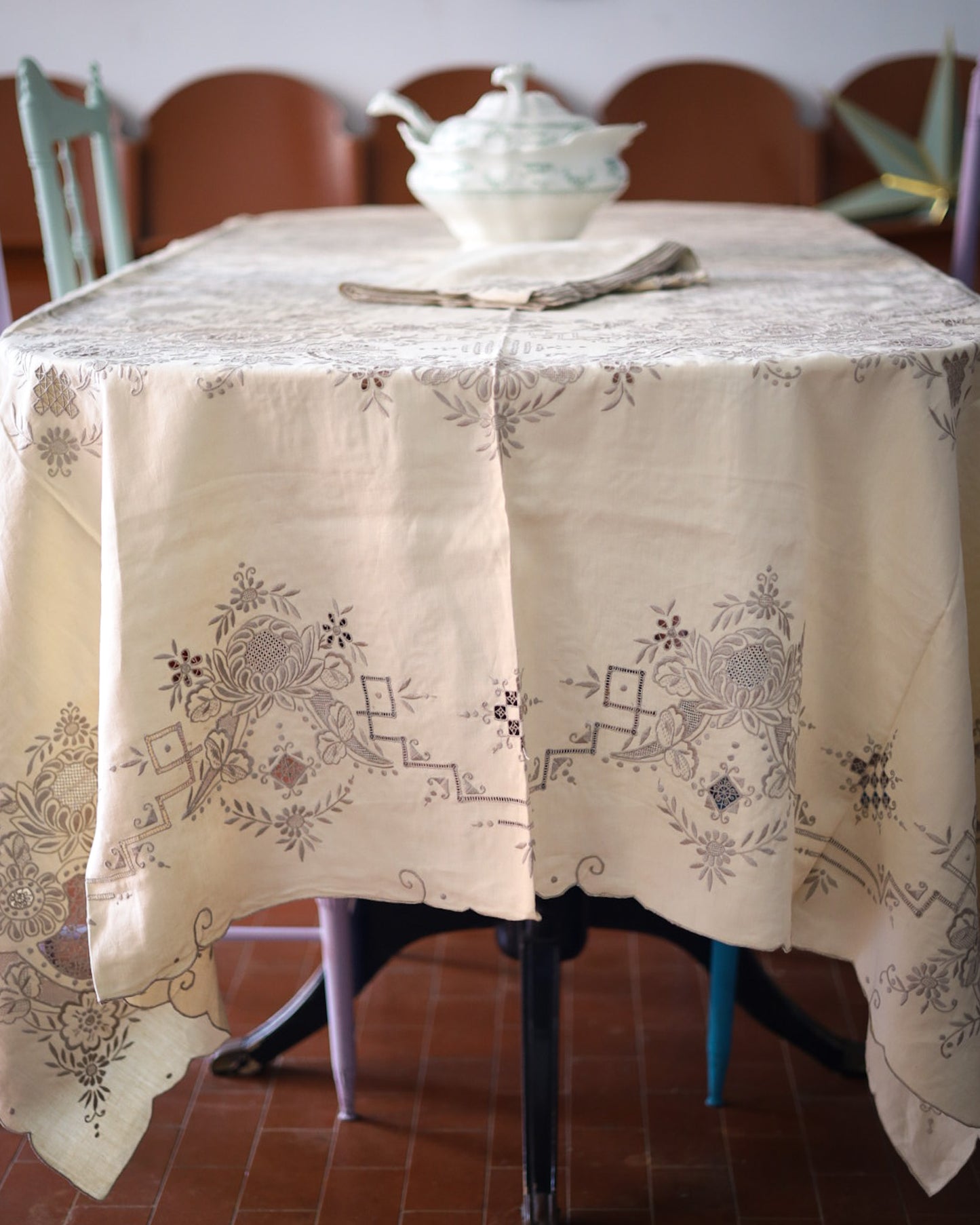 Tovaglia in lino avorio con ricamo intaglio grigio da 12