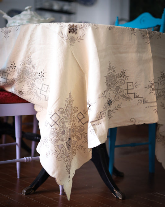 Tovaglia in lino avorio con ricamo intaglio grigio da 12