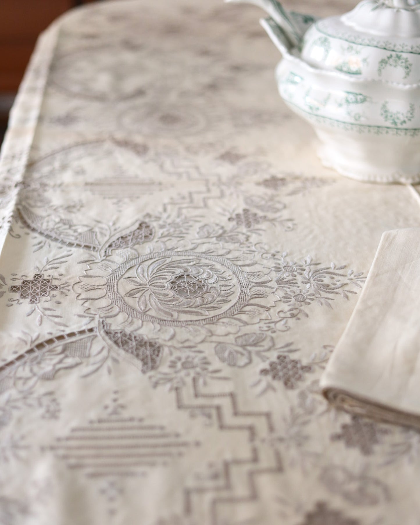 Tovaglia in lino avorio con ricamo intaglio grigio da 12