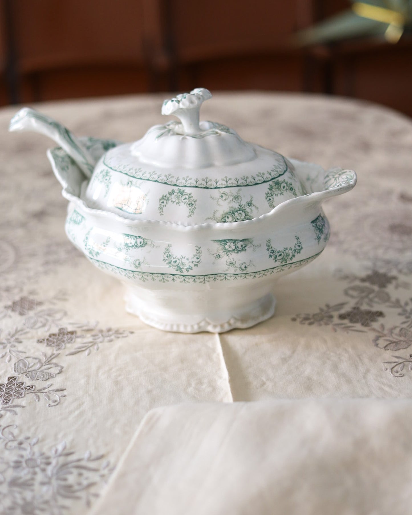 Tovaglia in lino avorio con ricamo intaglio grigio da 12