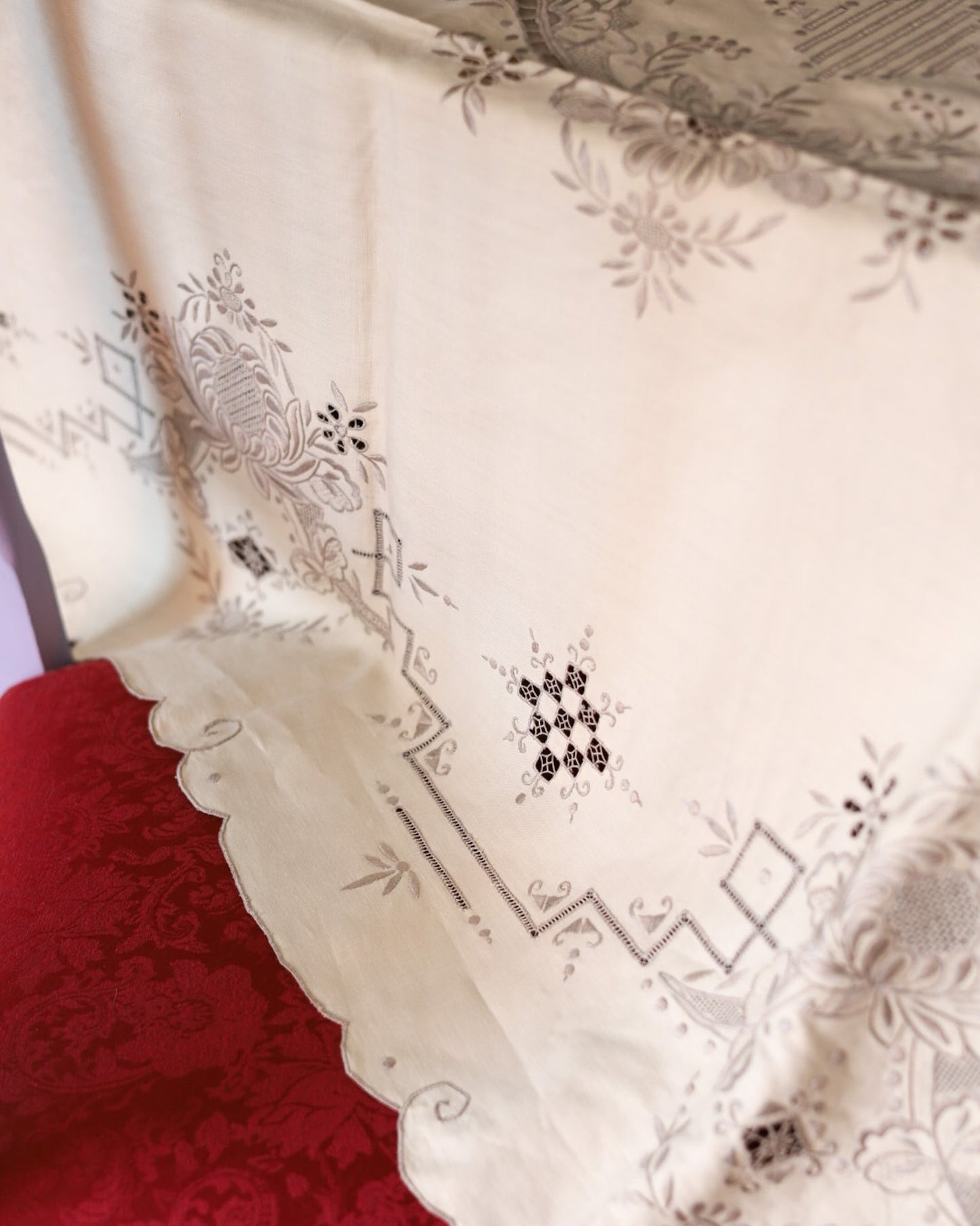 Tovaglia in lino avorio con ricamo intaglio grigio da 12