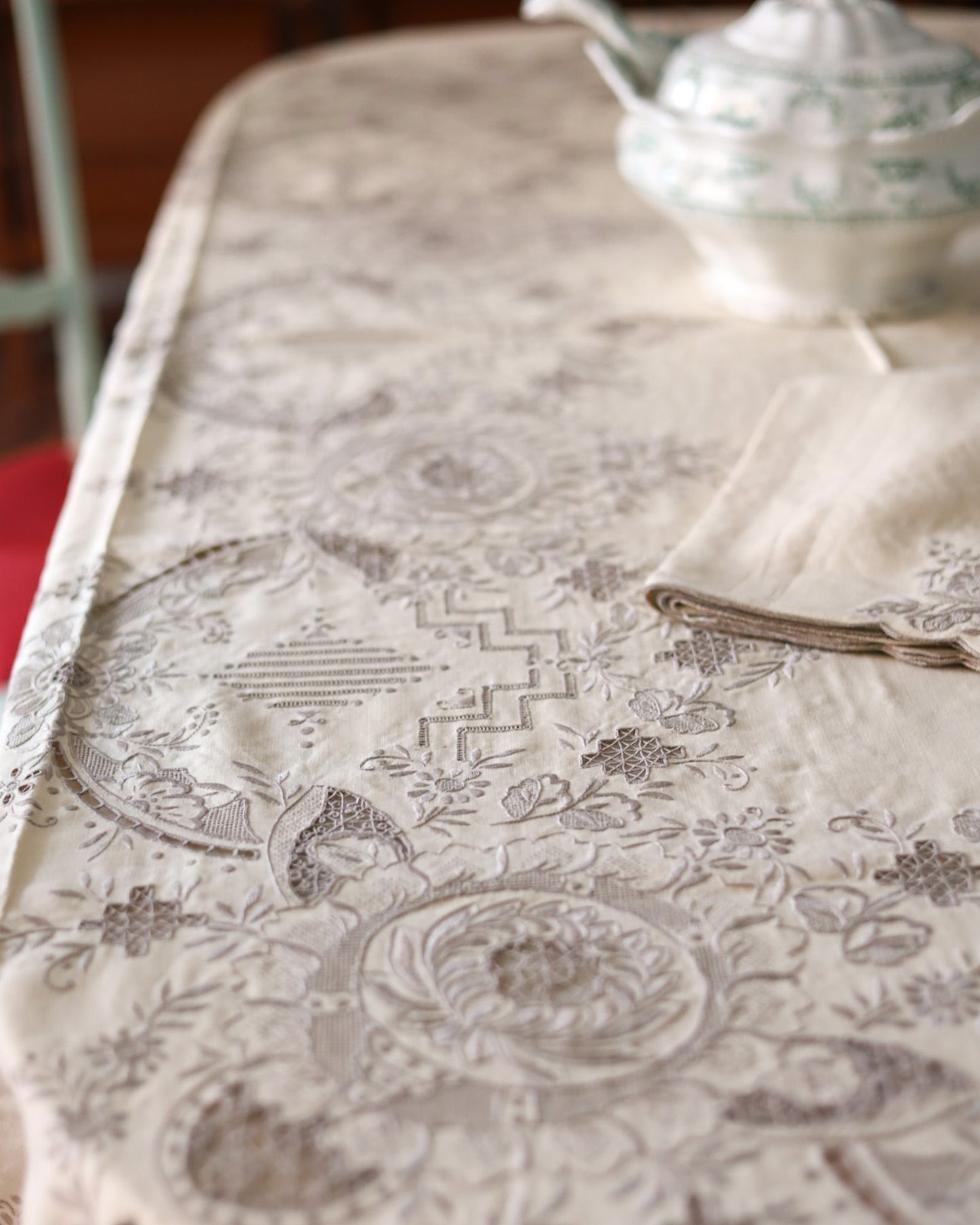 Tovaglia in lino avorio con ricamo intaglio grigio da 12