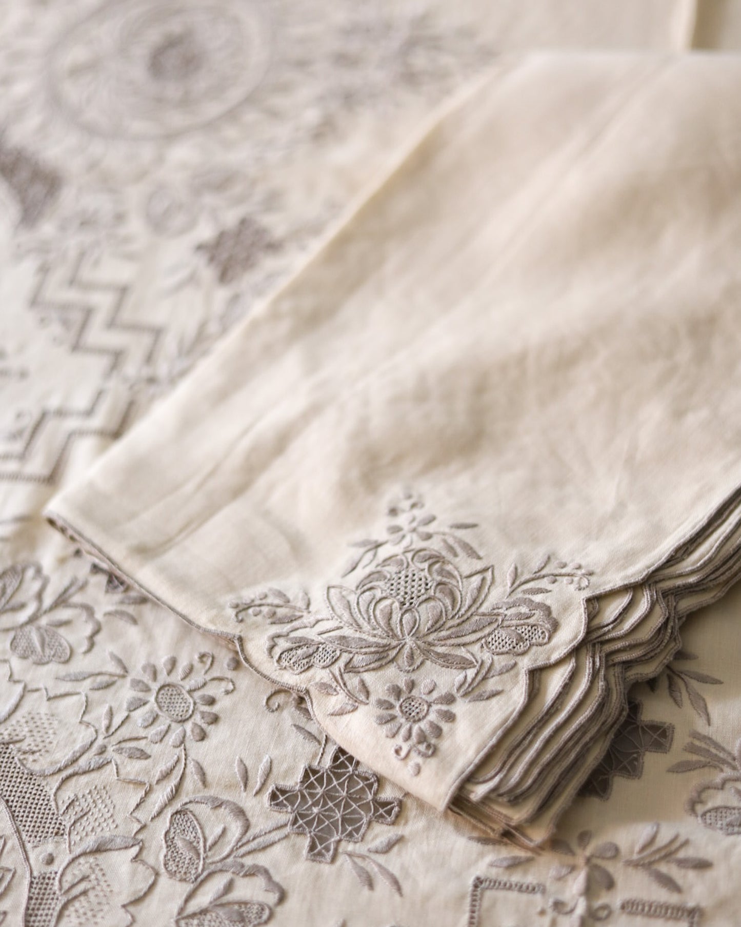 Tovaglia in lino avorio con ricamo intaglio grigio da 12