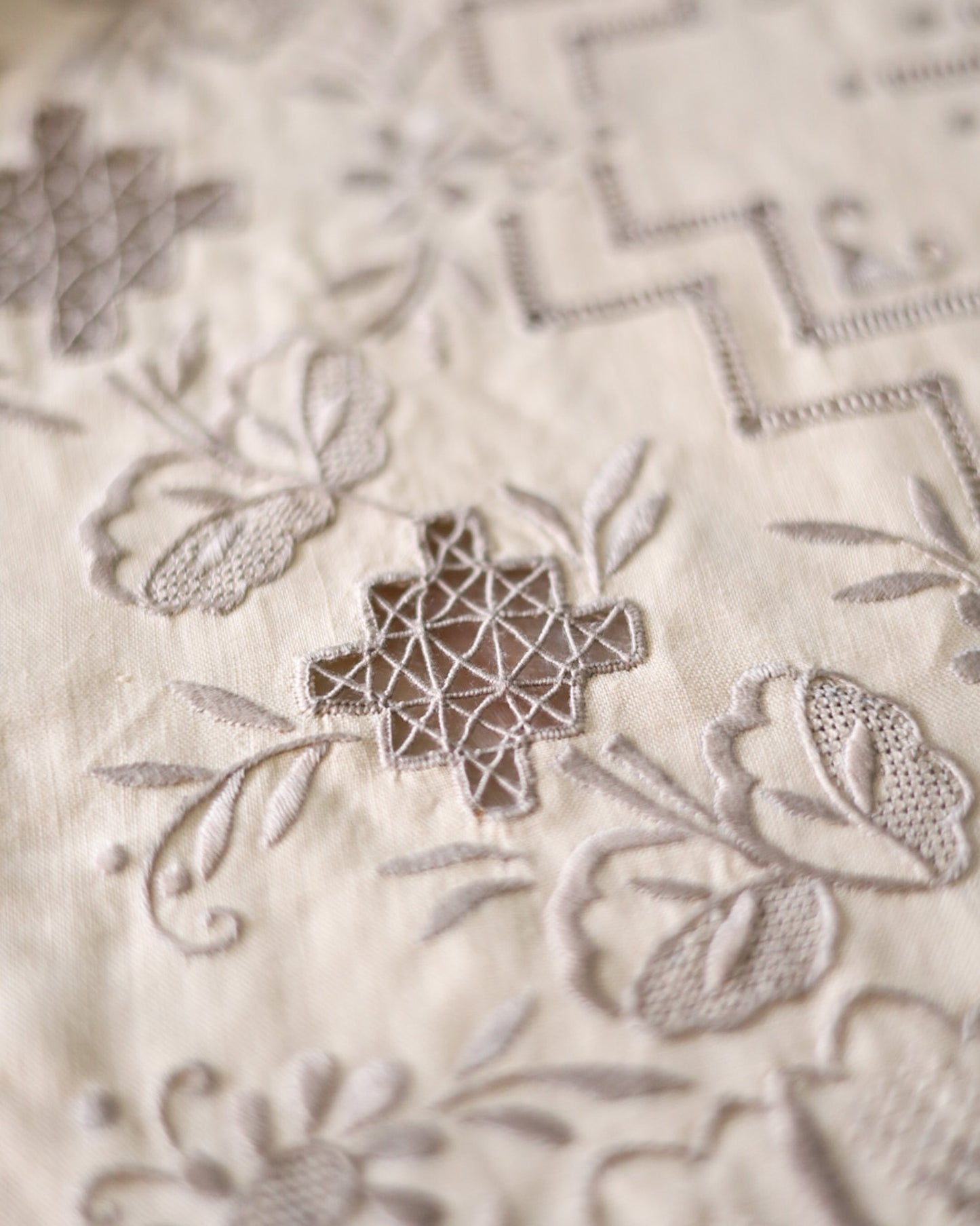 Tovaglia in lino avorio con ricamo intaglio grigio da 12