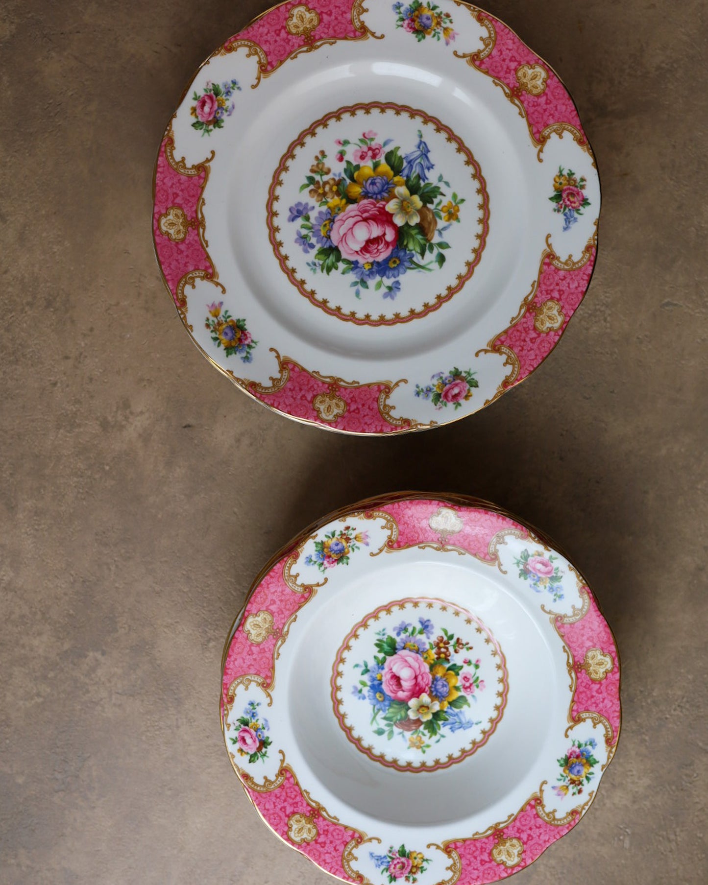 Servizio di Piatti in Porcellana Royal Albert — Decoro "Lady Carlyle" — Bone China Inglese