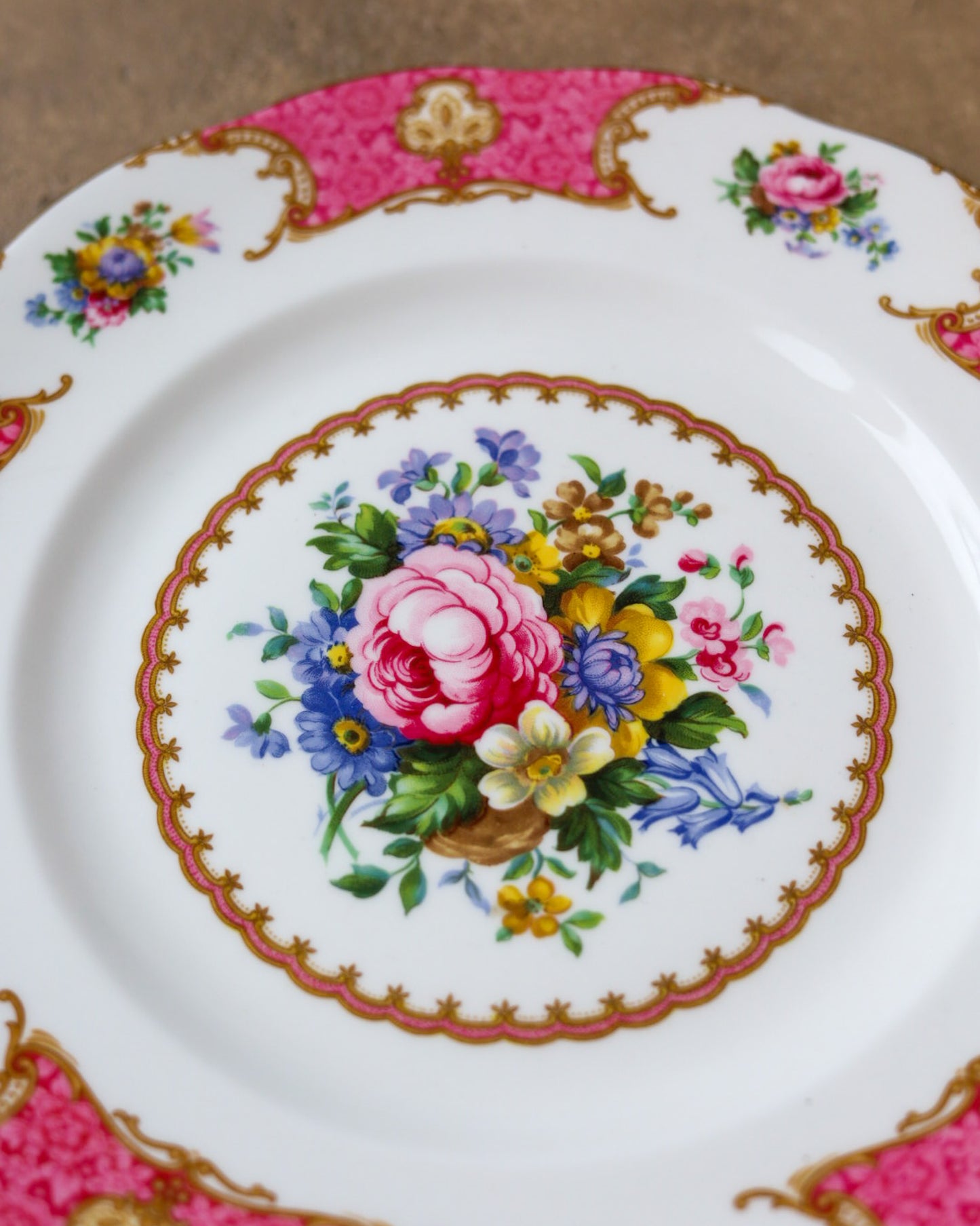 Servizio di Piatti in Porcellana Royal Albert — Decoro "Lady Carlyle" — Bone China Inglese