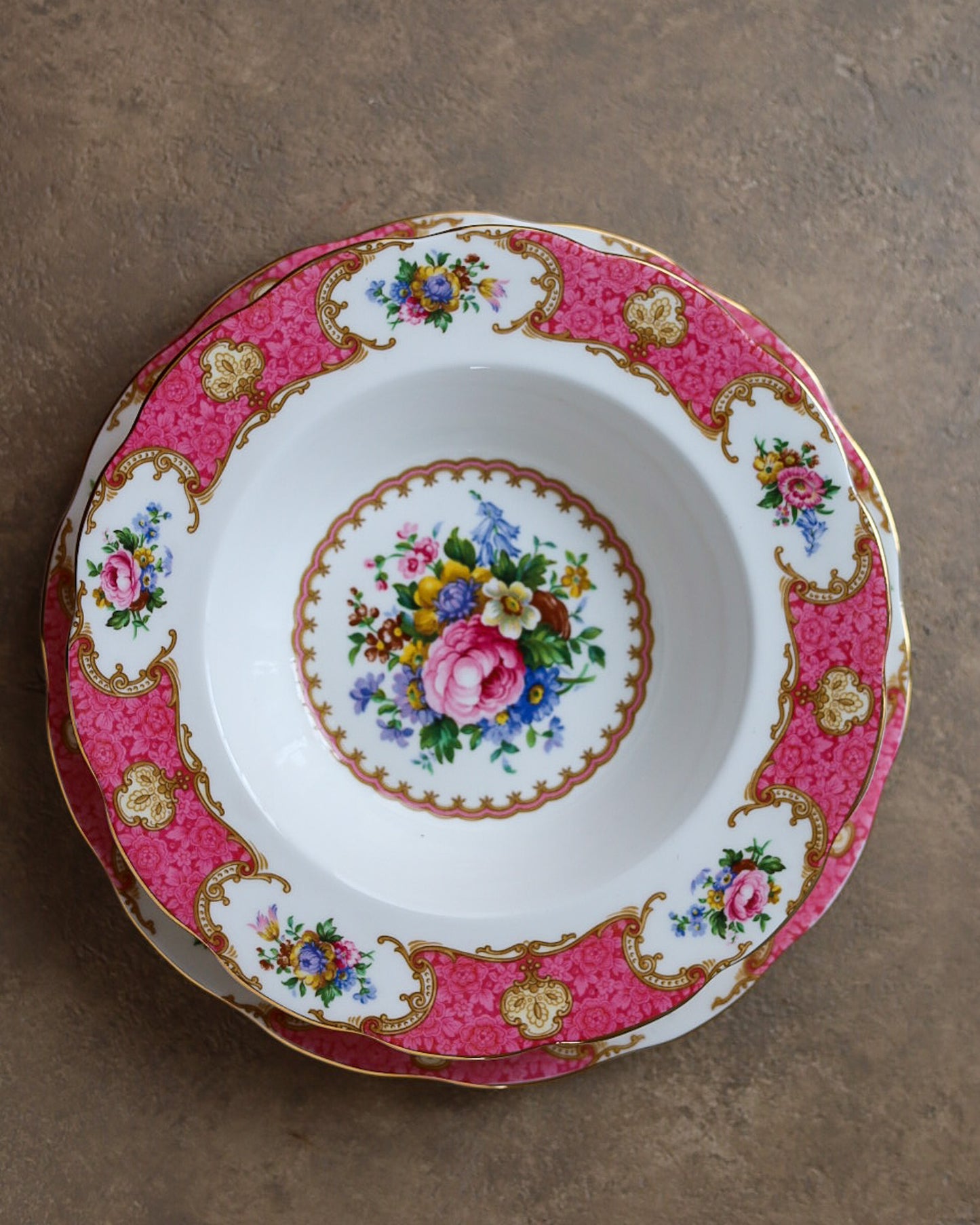 Servizio di Piatti in Porcellana Royal Albert — Decoro "Lady Carlyle" — Bone China Inglese