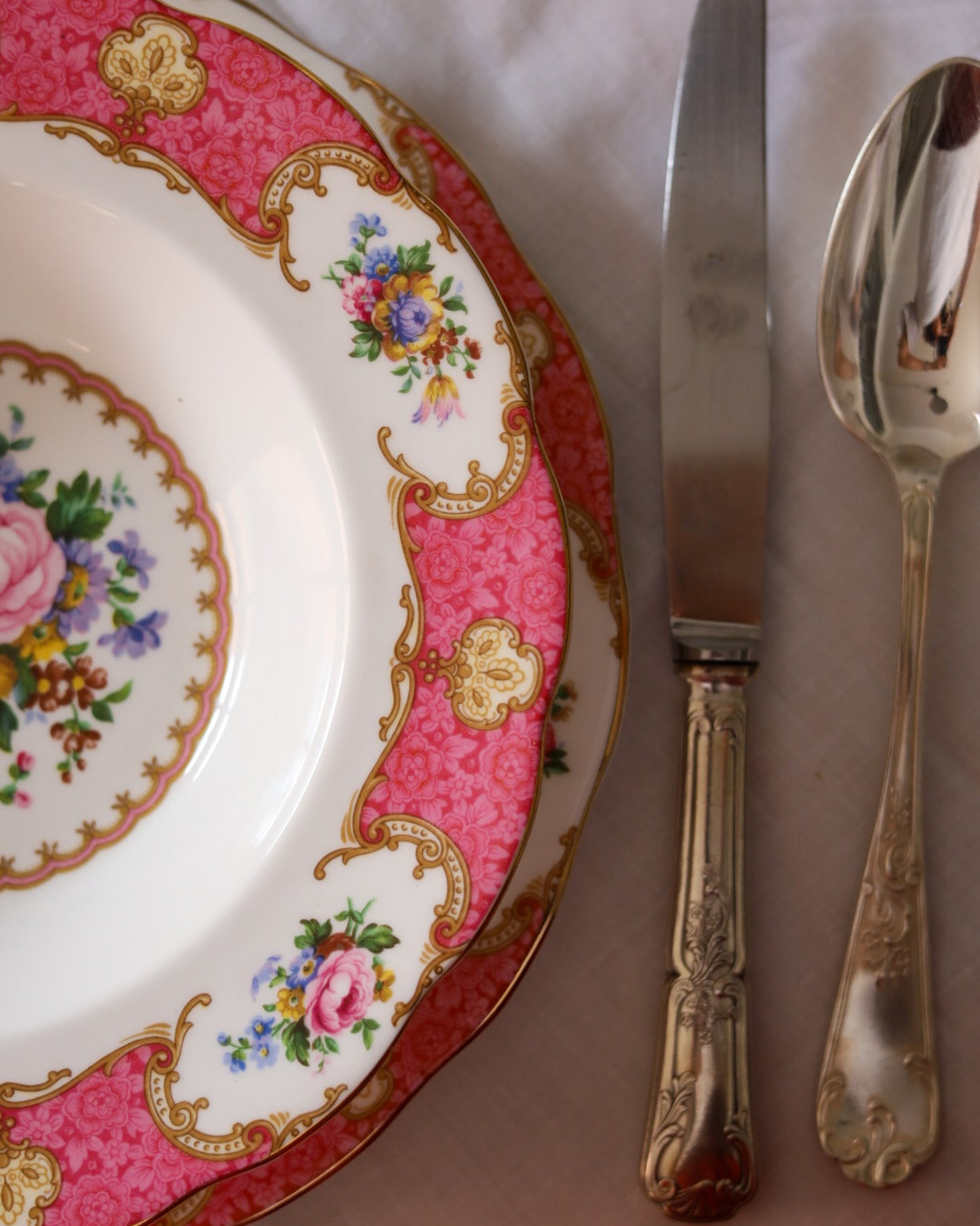 Servizio di Piatti in Porcellana Royal Albert — Decoro "Lady Carlyle" — Bone China Inglese