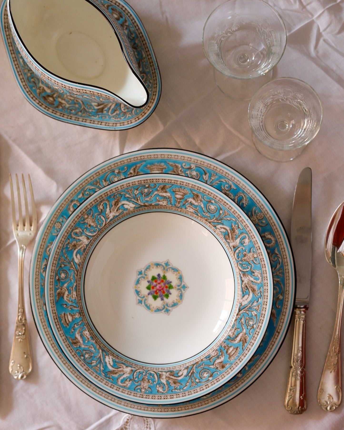 Servizio da Tavola Wedgwood "Florentine Turchese" — Bone China Inglese con Decoro a Smalti