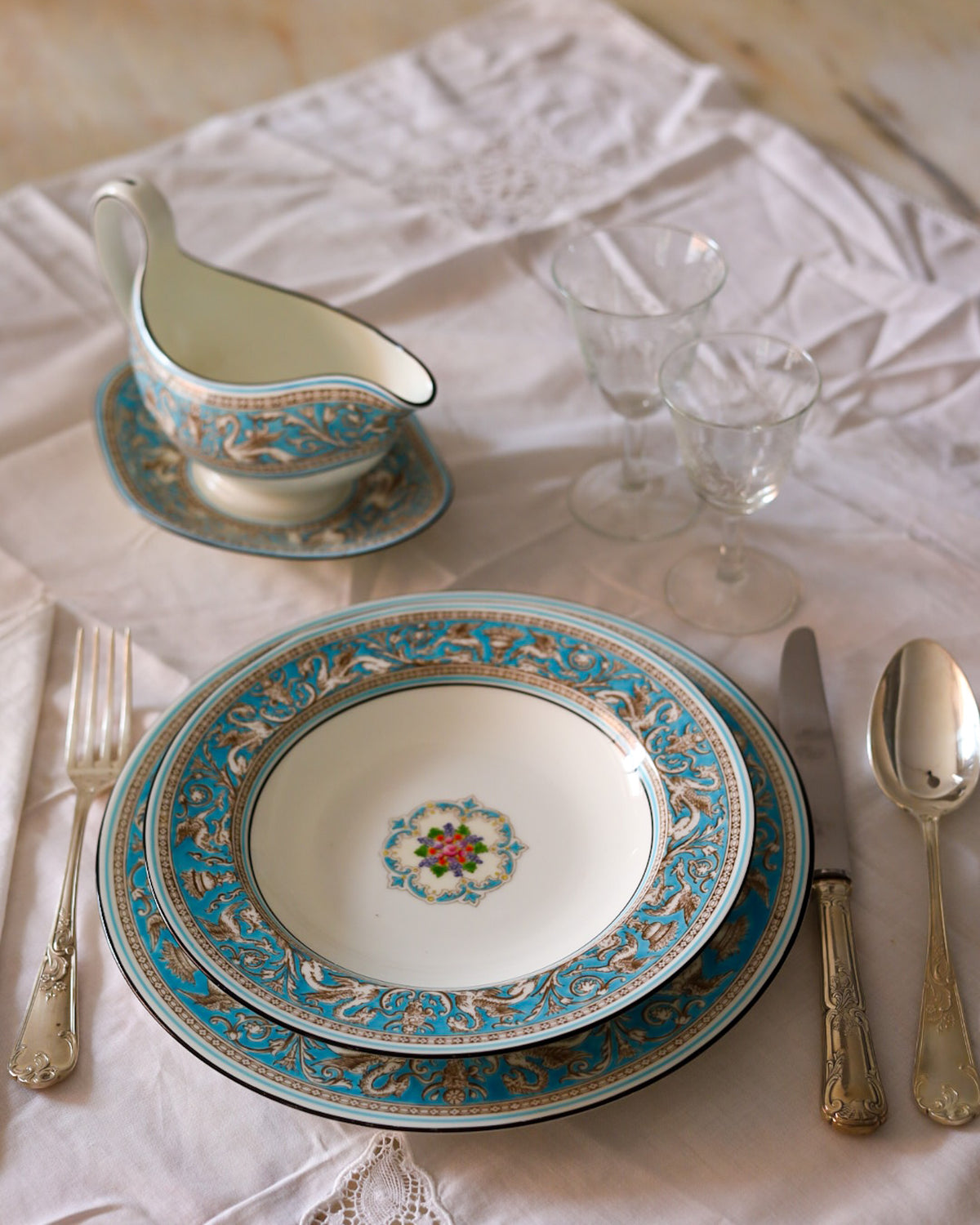 Servizio da Tavola Wedgwood "Florentine Turchese" — Bone China Inglese con Decoro a Smalti