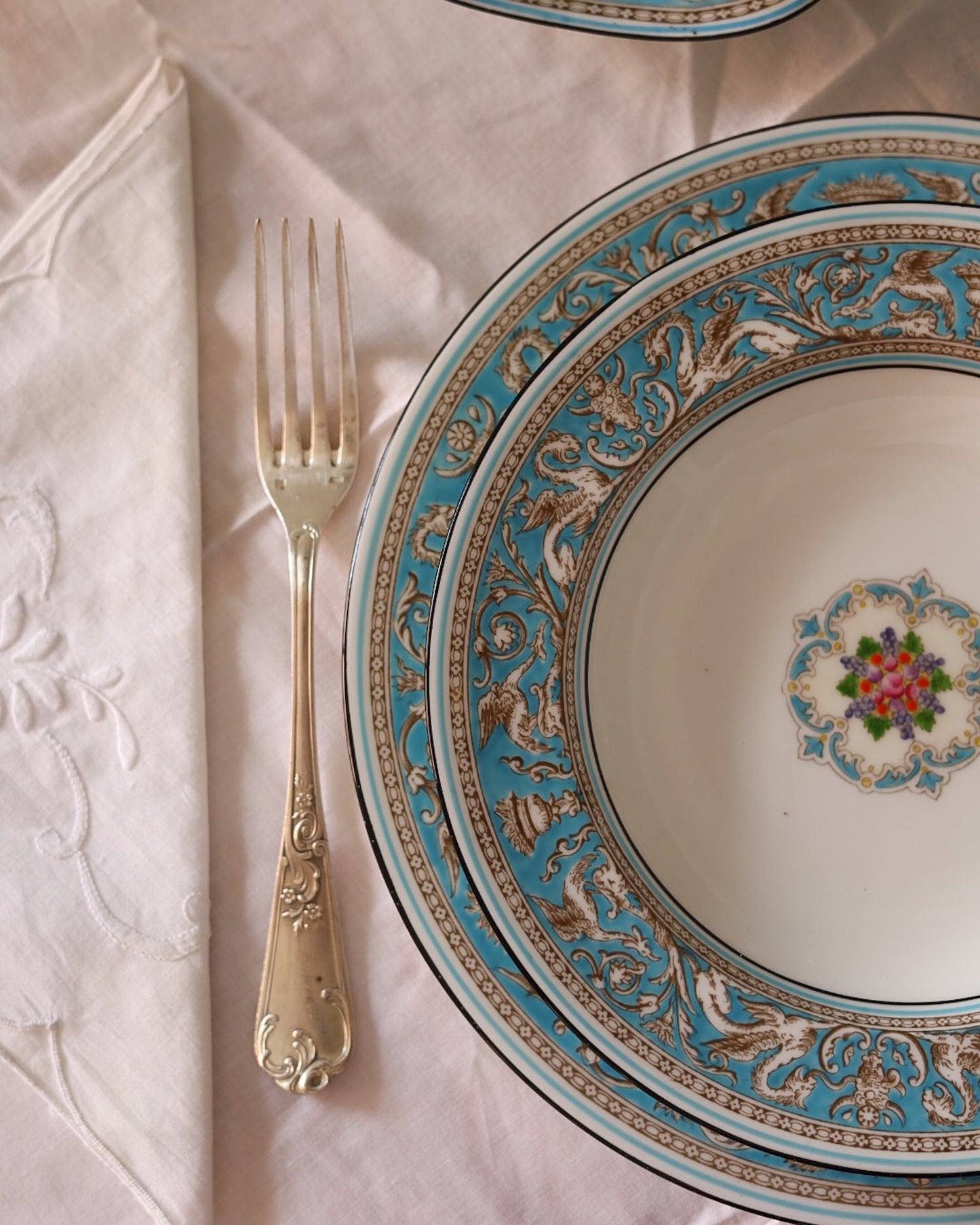 Servizio da Tavola Wedgwood "Florentine Turchese" — Bone China Inglese con Decoro a Smalti