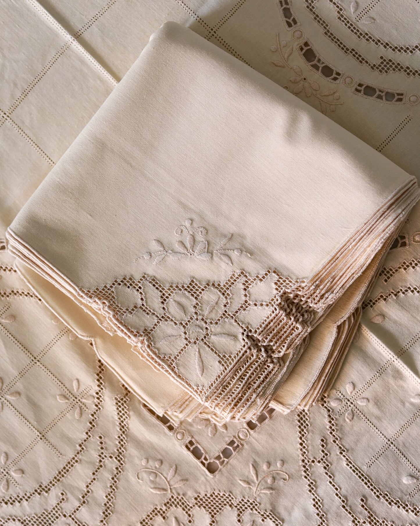 Tovaglia in lino avorio sfilato siciliano con 12 tovaglioli