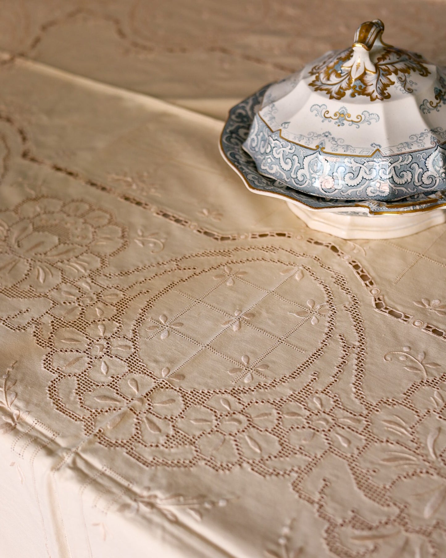 Tovaglia in lino avorio sfilato siciliano con 12 tovaglioli