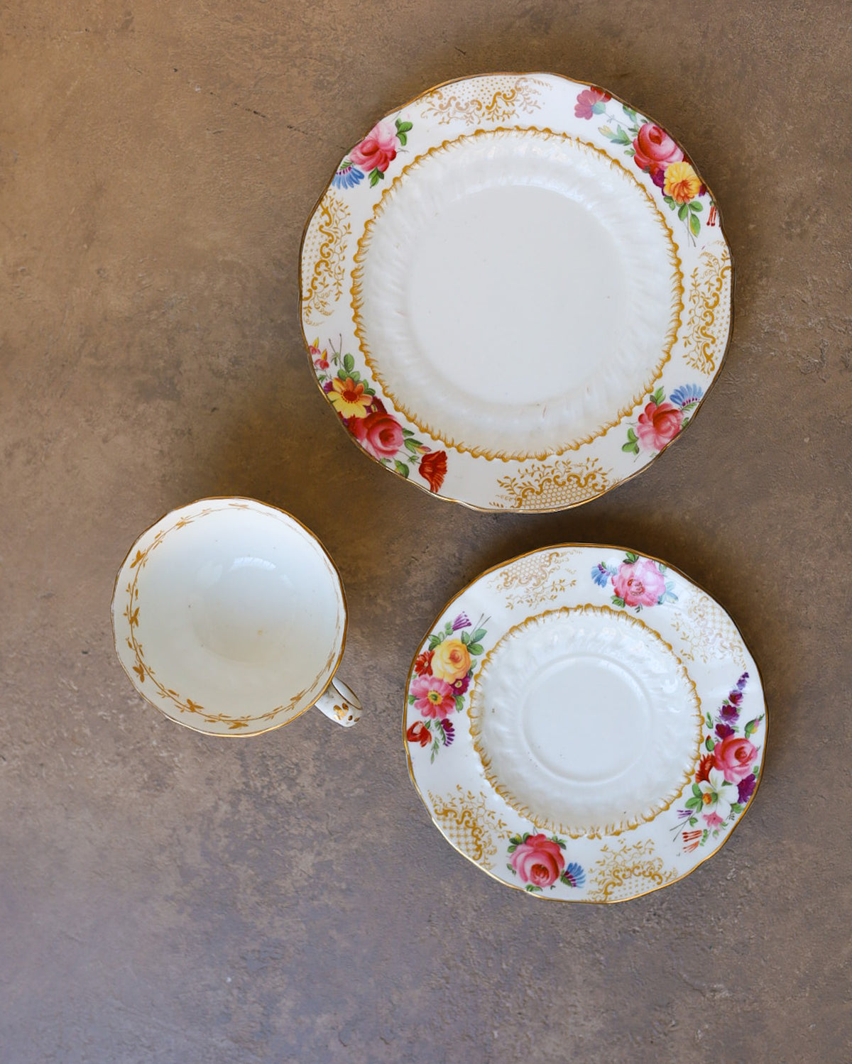 Trio da Tè Radfords Fenton — Porcellana Inglese con Bouquet Floreale Dipinto e Filettature Dorate