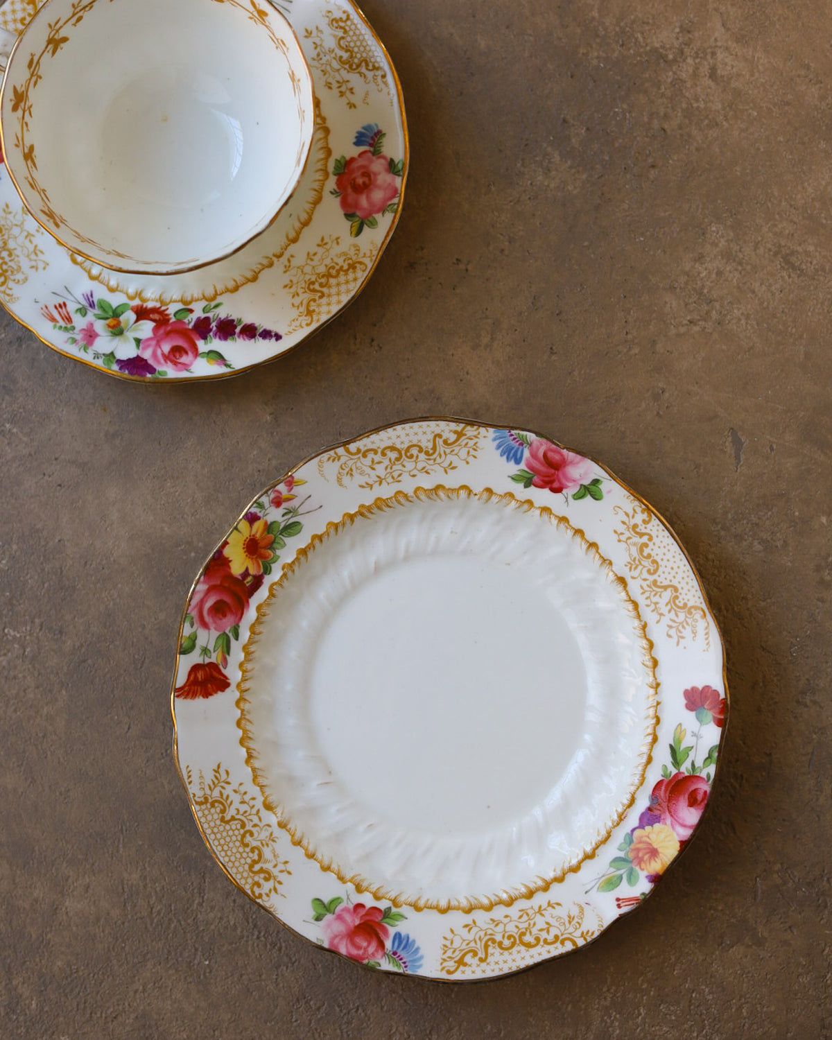 Trio da Tè Radfords Fenton — Porcellana Inglese con Bouquet Floreale Dipinto e Filettature Dorate