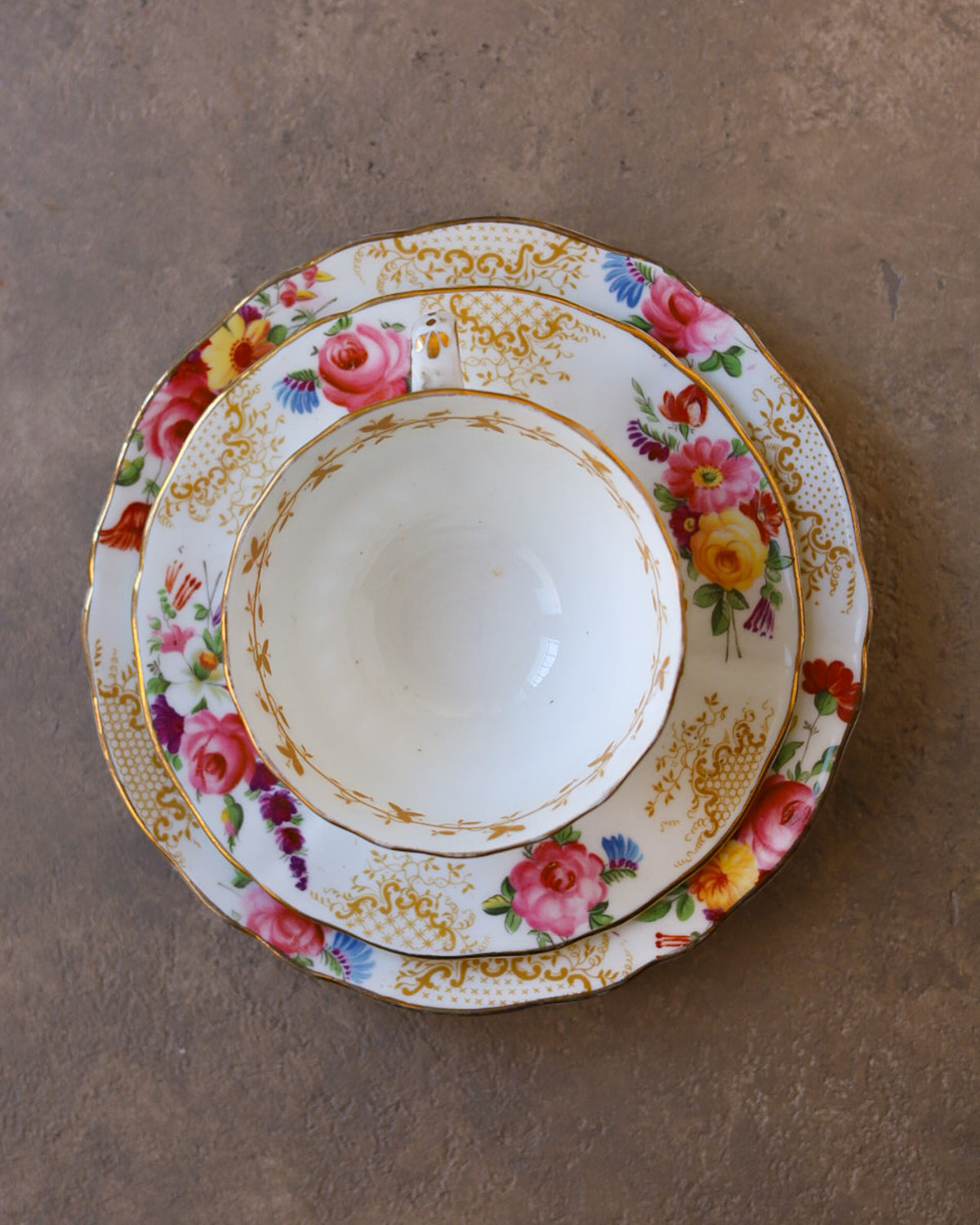 Trio da Tè Radfords Fenton — Porcellana Inglese con Bouquet Floreale Dipinto e Filettature Dorate