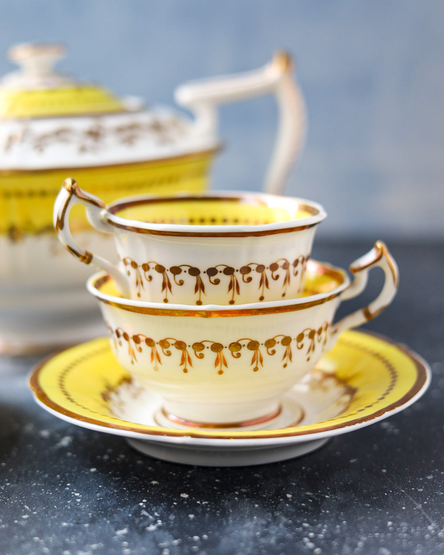 Servizio da Tè Georgiano - Porcellana Inglese con Fondo Giallo e Decorazione Oro - Primi 1800