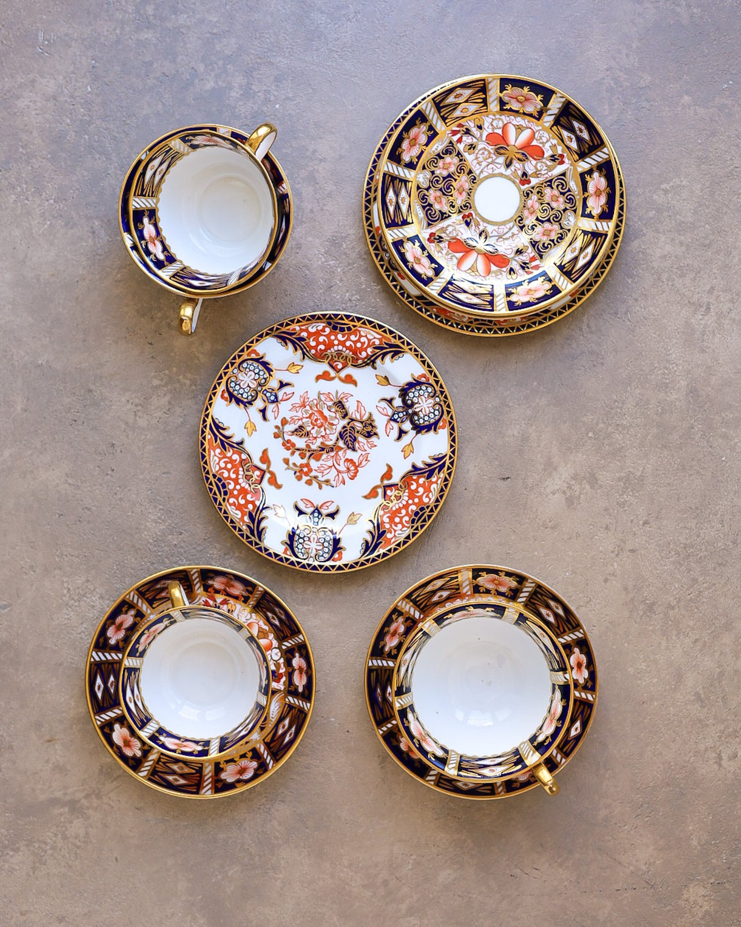 Coppia di Trio da Tè Royal Crown Derby — Decoro Imari "2451" — Porcellana Inglese