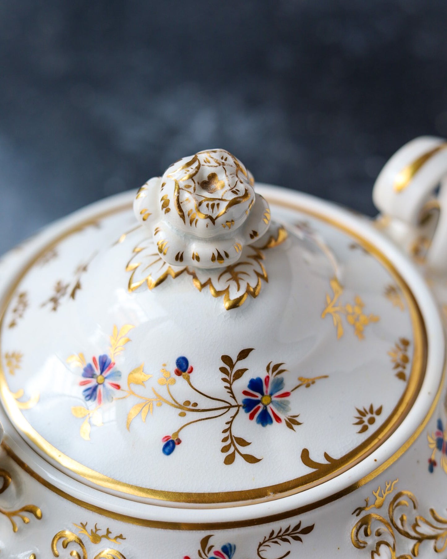 Zuccheriera Georgiana - Porcellana Inglese con Fiordalisi e Decorazioni in Oro - Primi 1800