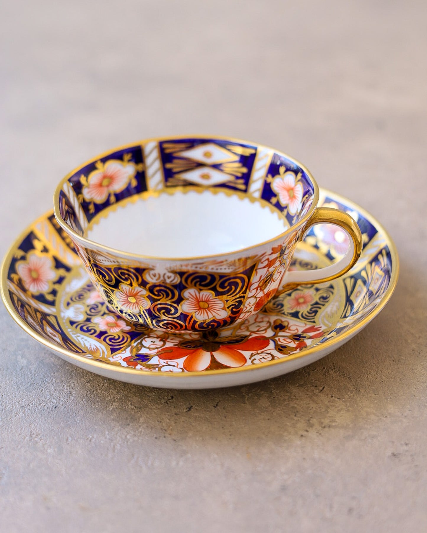 Coppia di Trio da Tè Royal Crown Derby — Decoro Imari "2451" — Porcellana Inglese