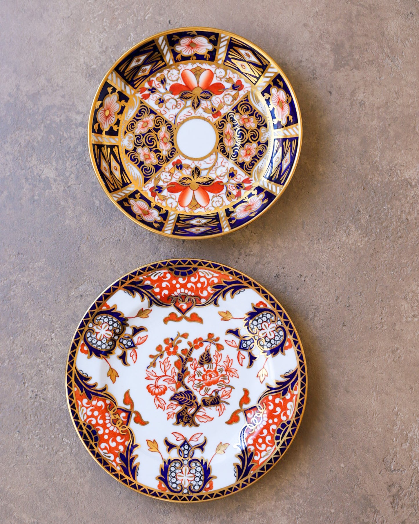 Coppia di Trio da Tè Royal Crown Derby — Decoro Imari "2451" — Porcellana Inglese