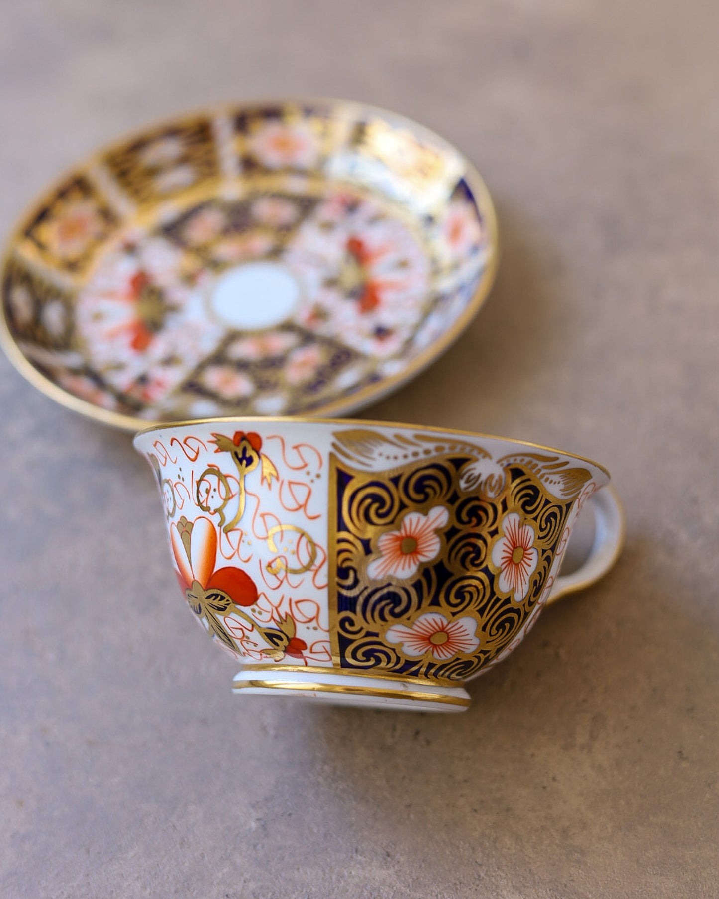 Coppia di Trio da Tè Royal Crown Derby — Decoro Imari "2451" — Porcellana Inglese