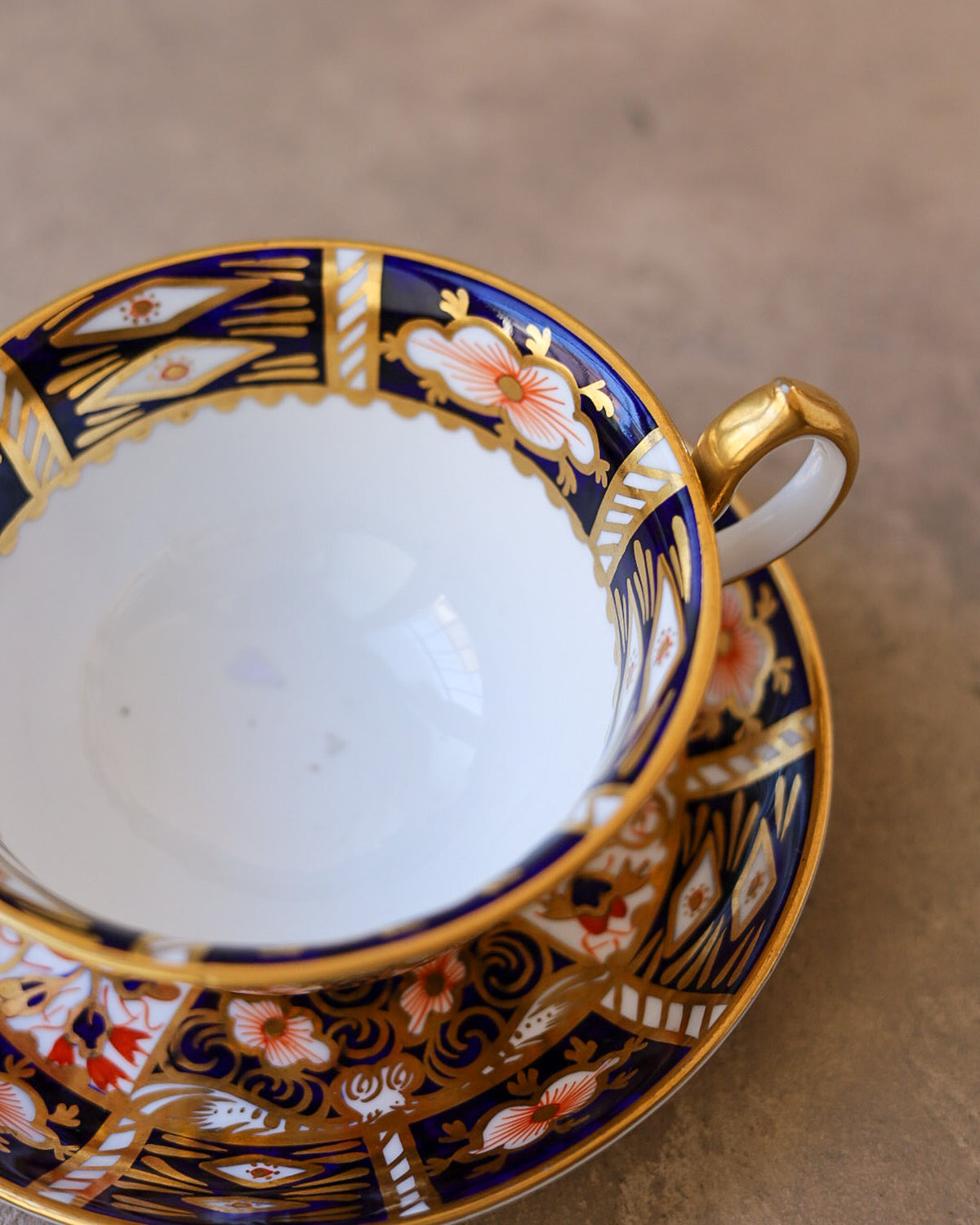 Coppia di Trio da Tè Royal Crown Derby — Decoro Imari "2451" — Porcellana Inglese