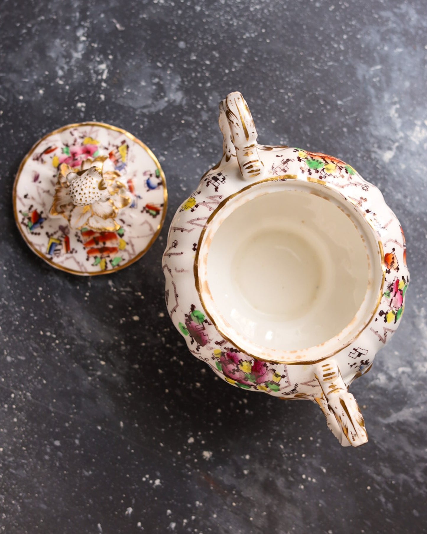 Zuccheriera Georgiana su Piede - Porcellana Inglese con Manici Rococò - Primi 1800