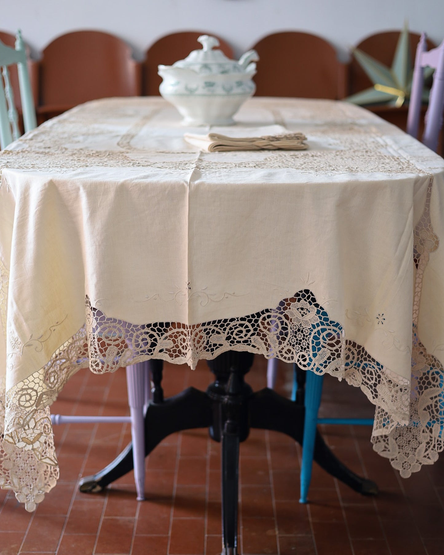 Tovaglia in lino avorio con pizzo burano e rinascimento