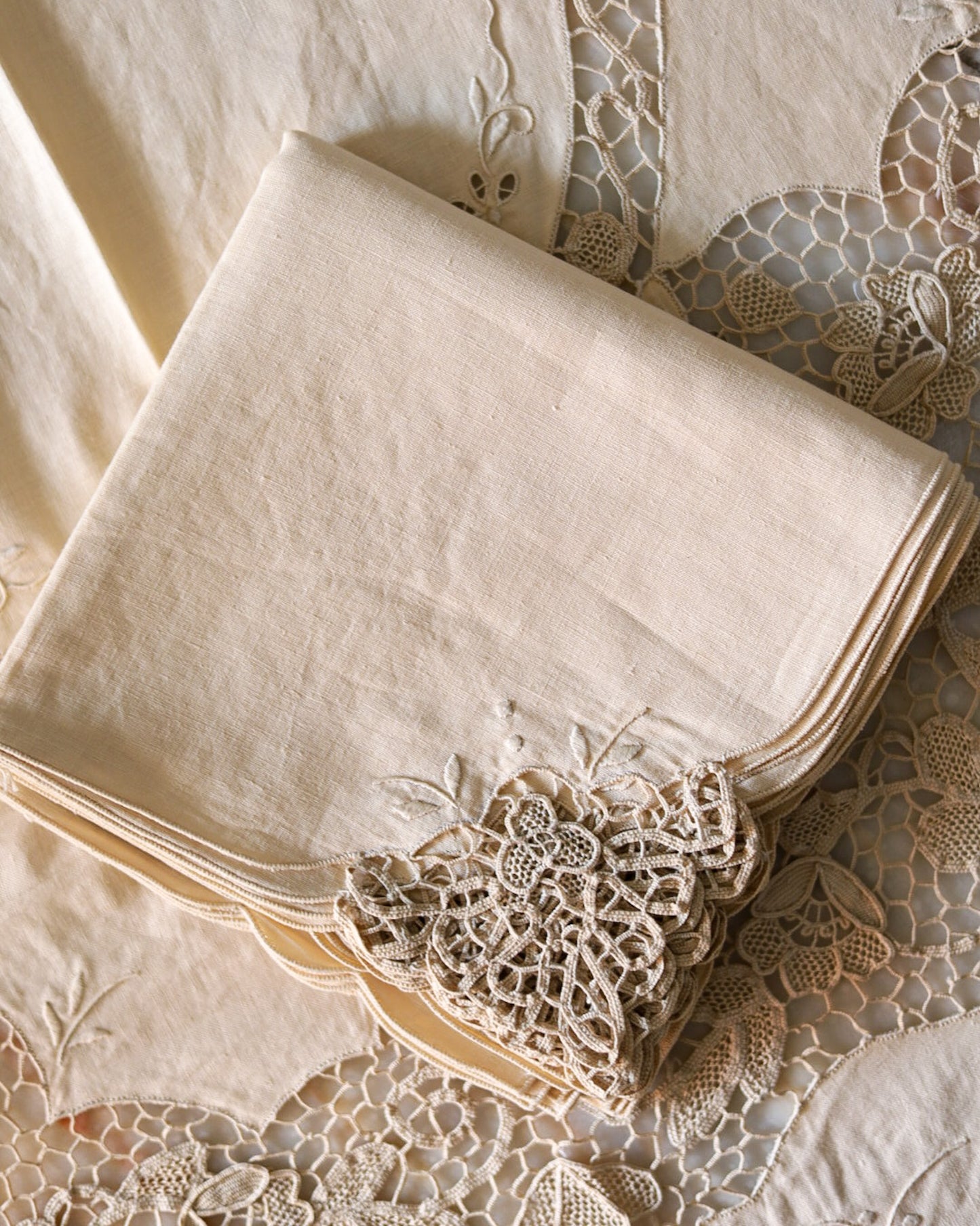 Tovaglia in lino avorio con pizzo burano e rinascimento