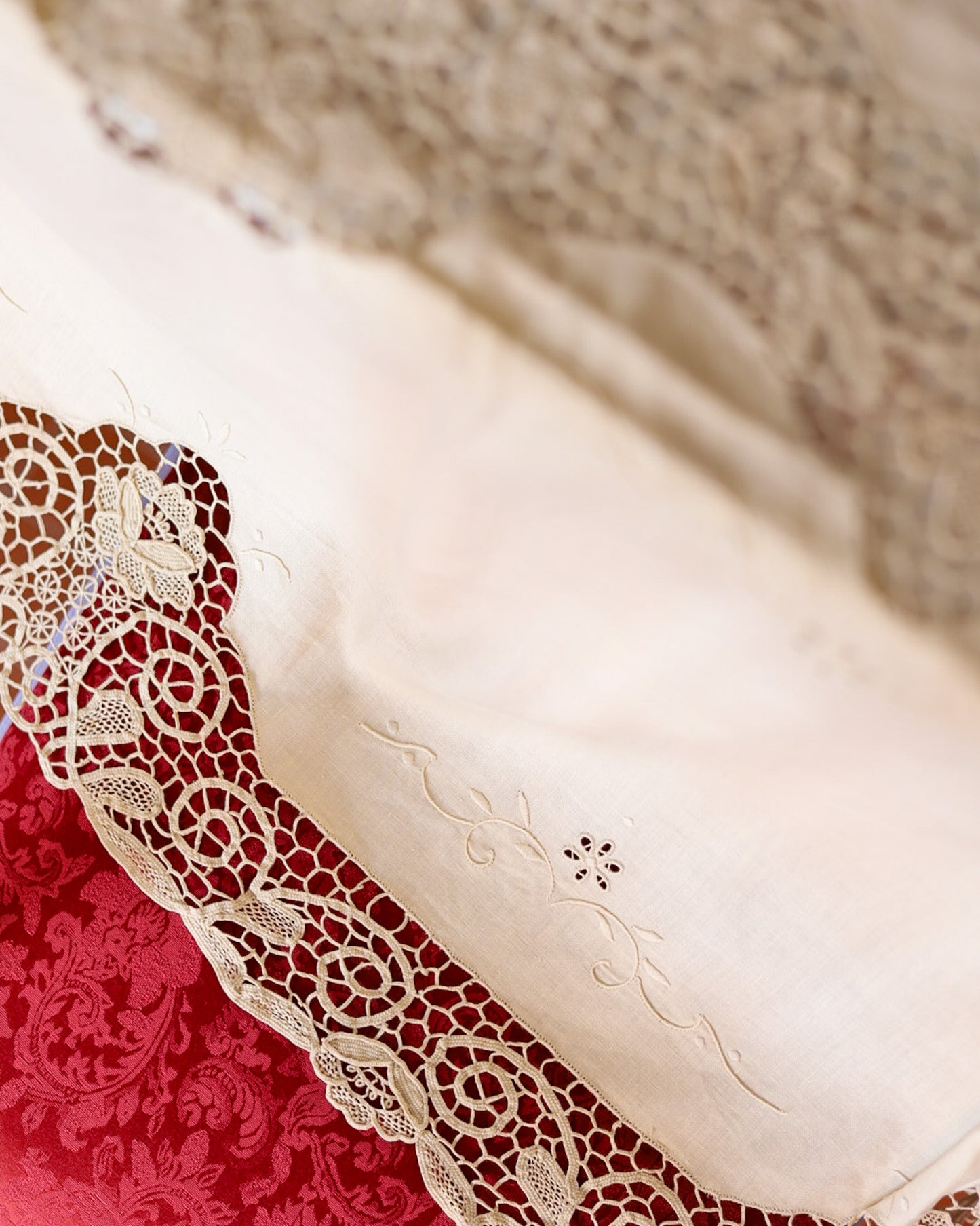 Tovaglia in lino avorio con pizzo burano e rinascimento