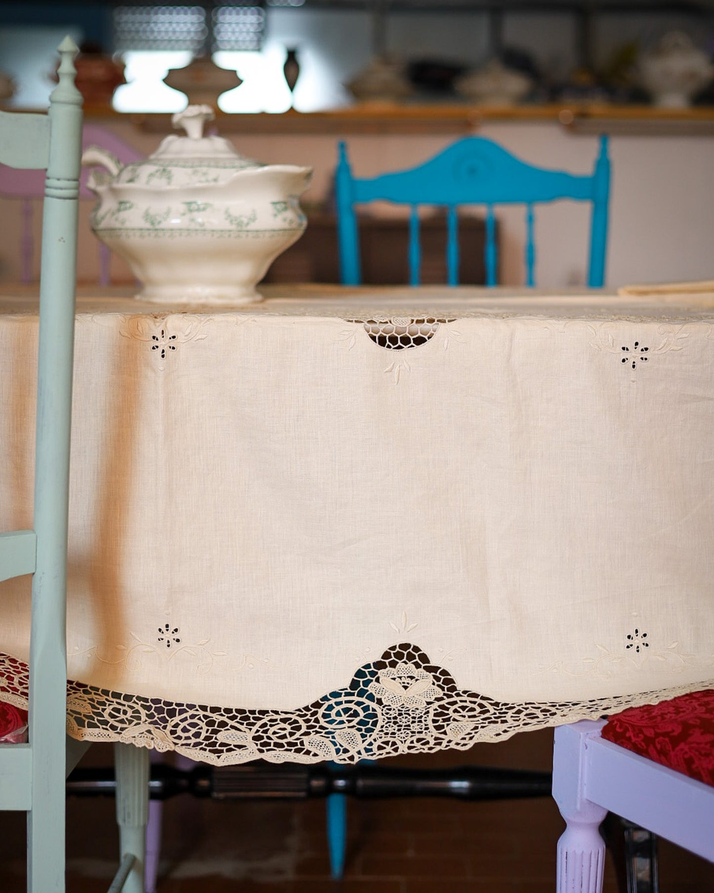 Tovaglia in lino avorio con pizzo burano e rinascimento