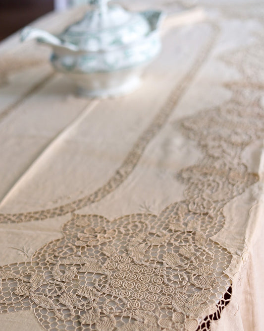 Tovaglia in lino avorio con pizzo burano e rinascimento