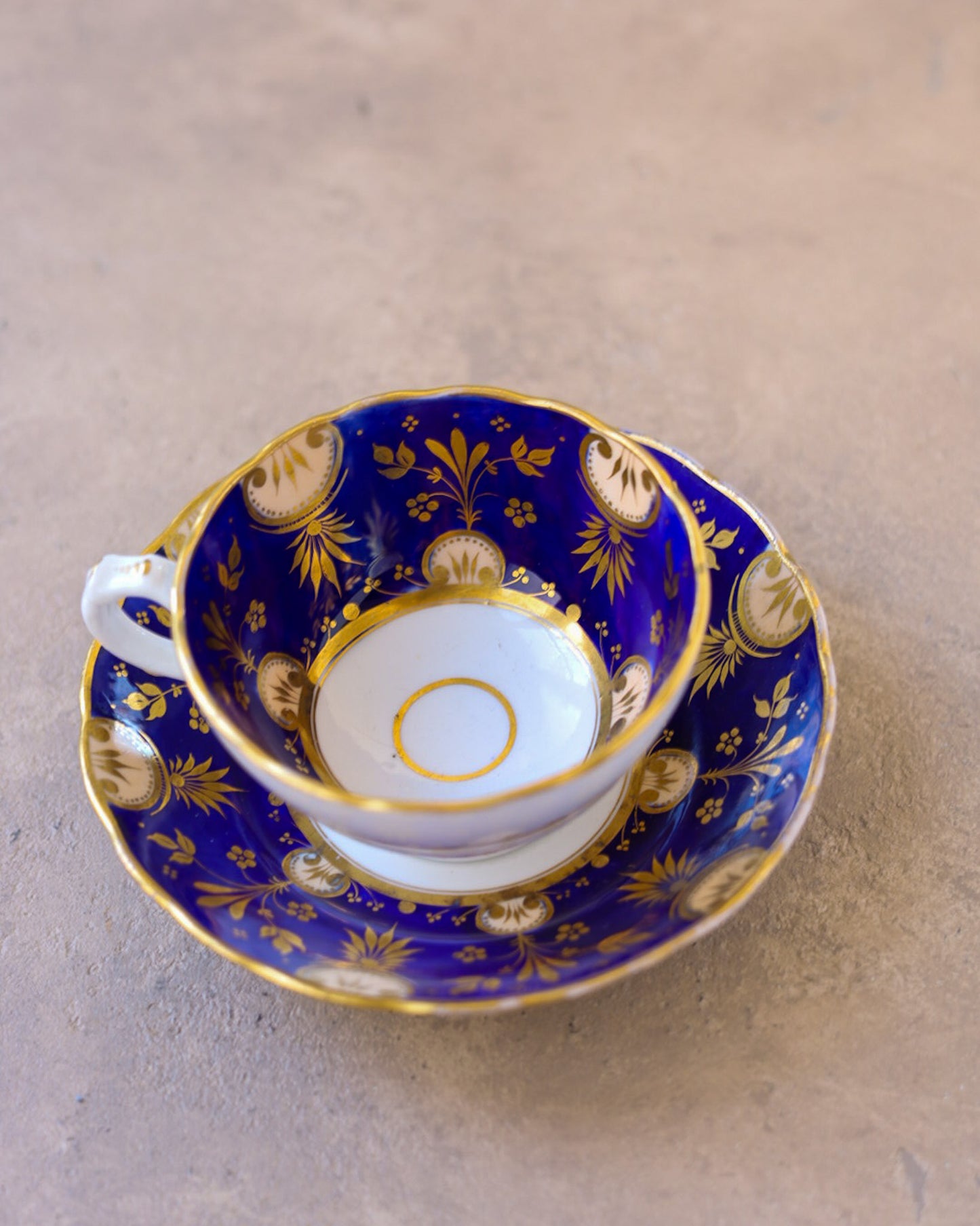 Tazza con Piattino in Porcellana Dipinta a Mano, Pieno Ottocento